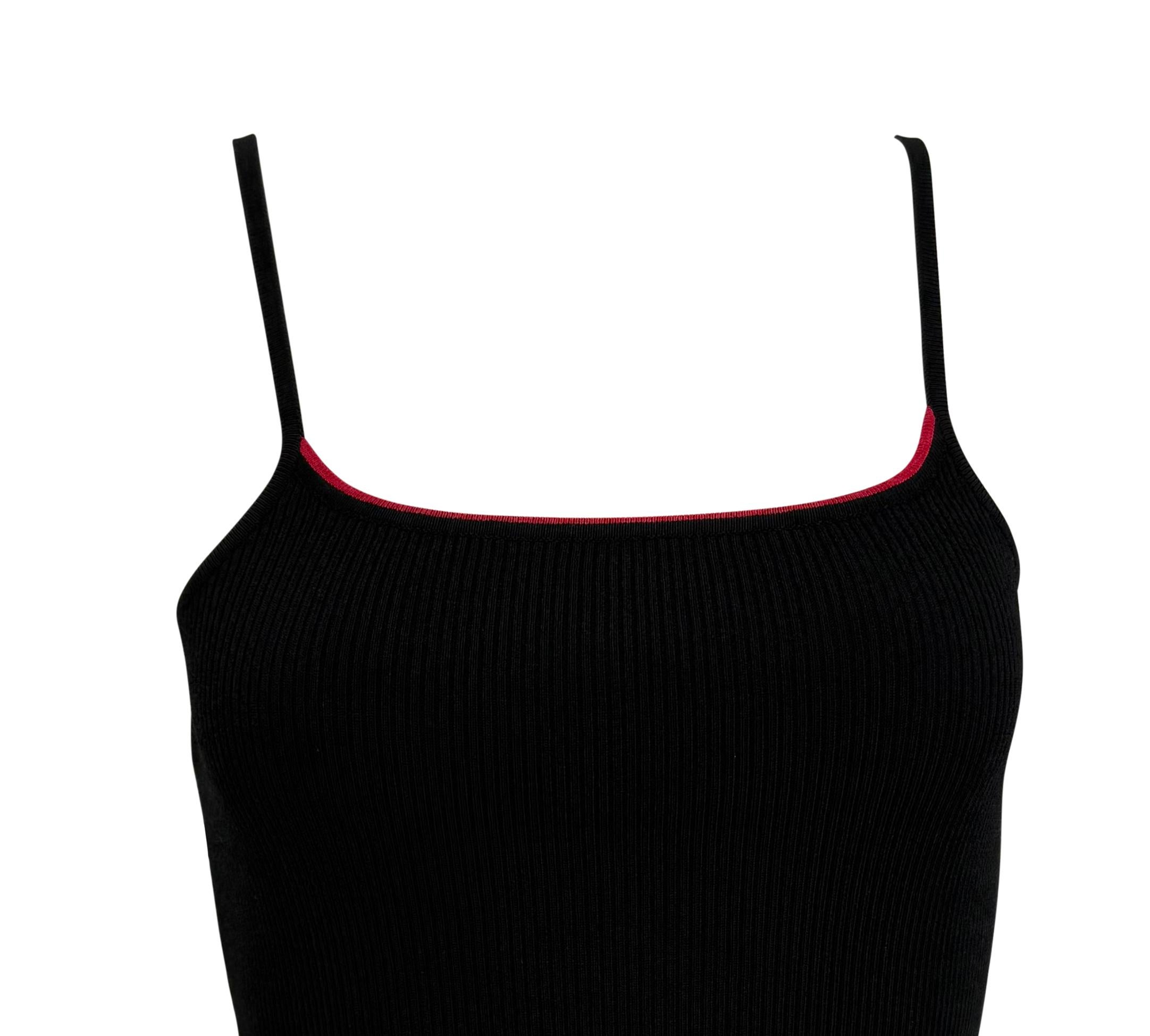 Questa canotta a coste nera di Dolce & Gabbana, risalente alla fine degli anni '90, presenta una silhouette sottile con spalline delicate e un tocco di rosso lungo la scollatura.

Misure approssimative:
Taglia - IT 42
Dalla spalla all'orlo: