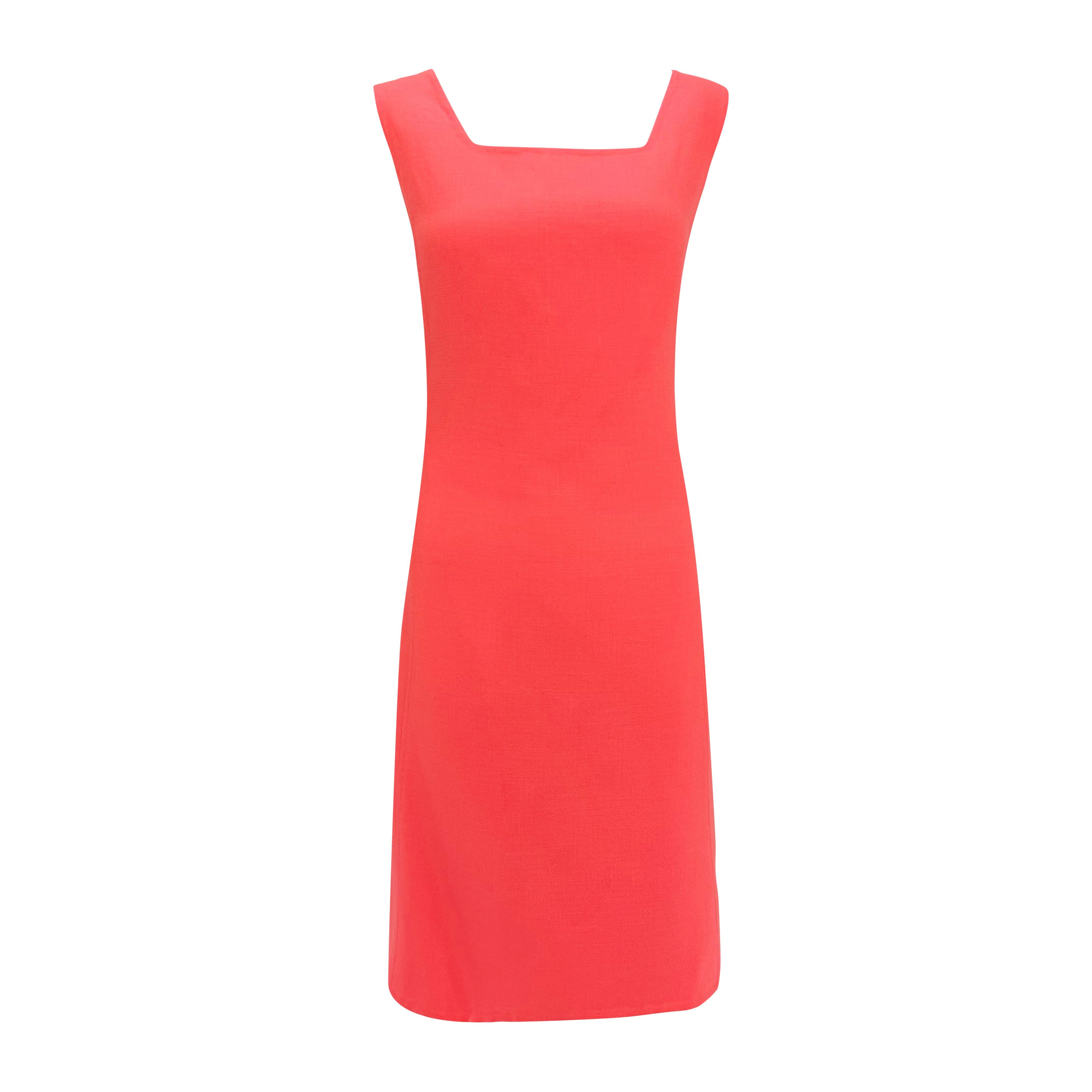 Dalla collezione Donna Karan per la primavera/estate 1996, questo set rosa acceso comprende un soprabito fluido in lana elasticizzata e un tubino aderente. Il soprabito è disegnato con un morbido drappeggio sul davanti, spalle rilassate e linee