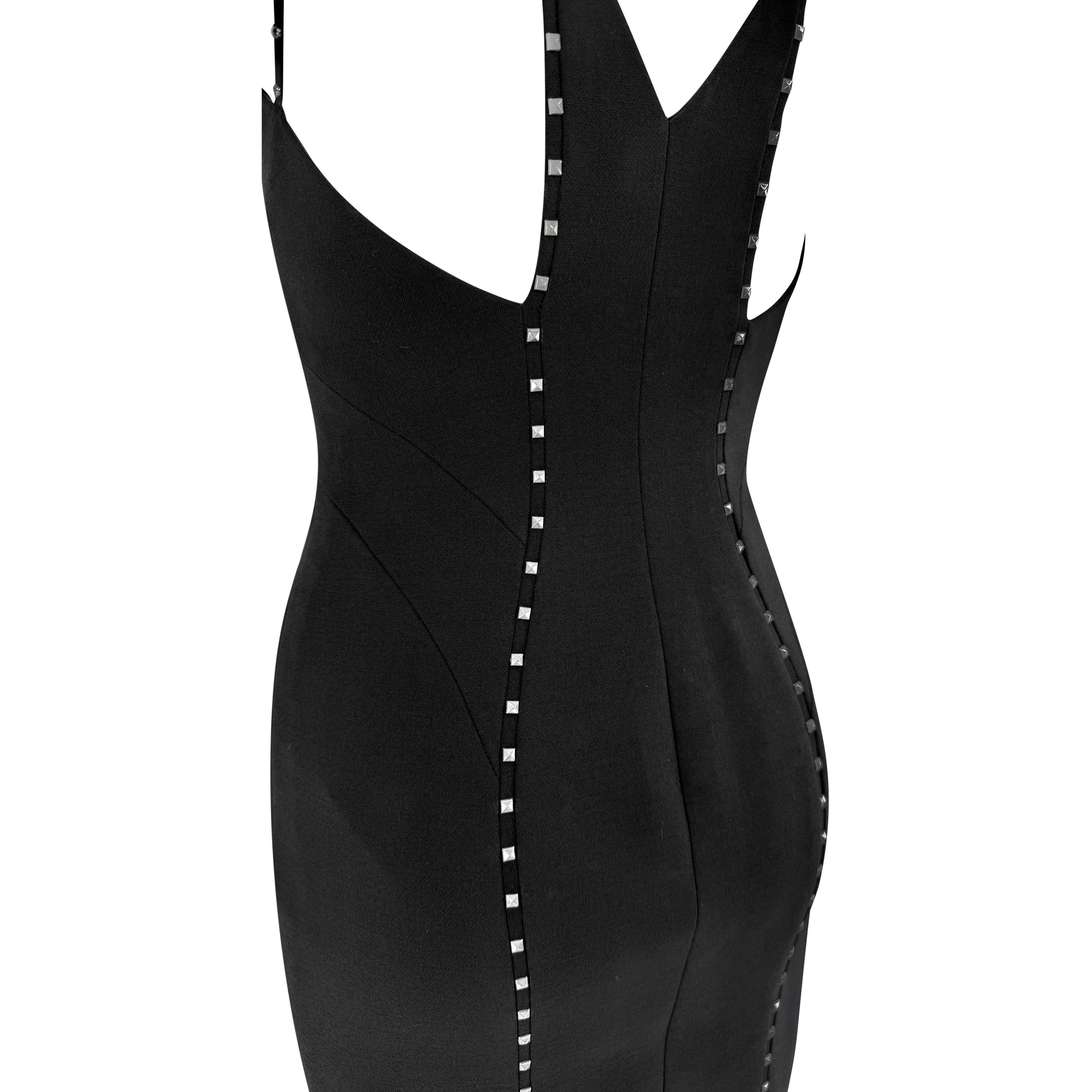 NWT F/W 2004 Versace by Donatella Runway Schwarzes Bleistiftkleid aus Wolle mit Nieten im Angebot 2