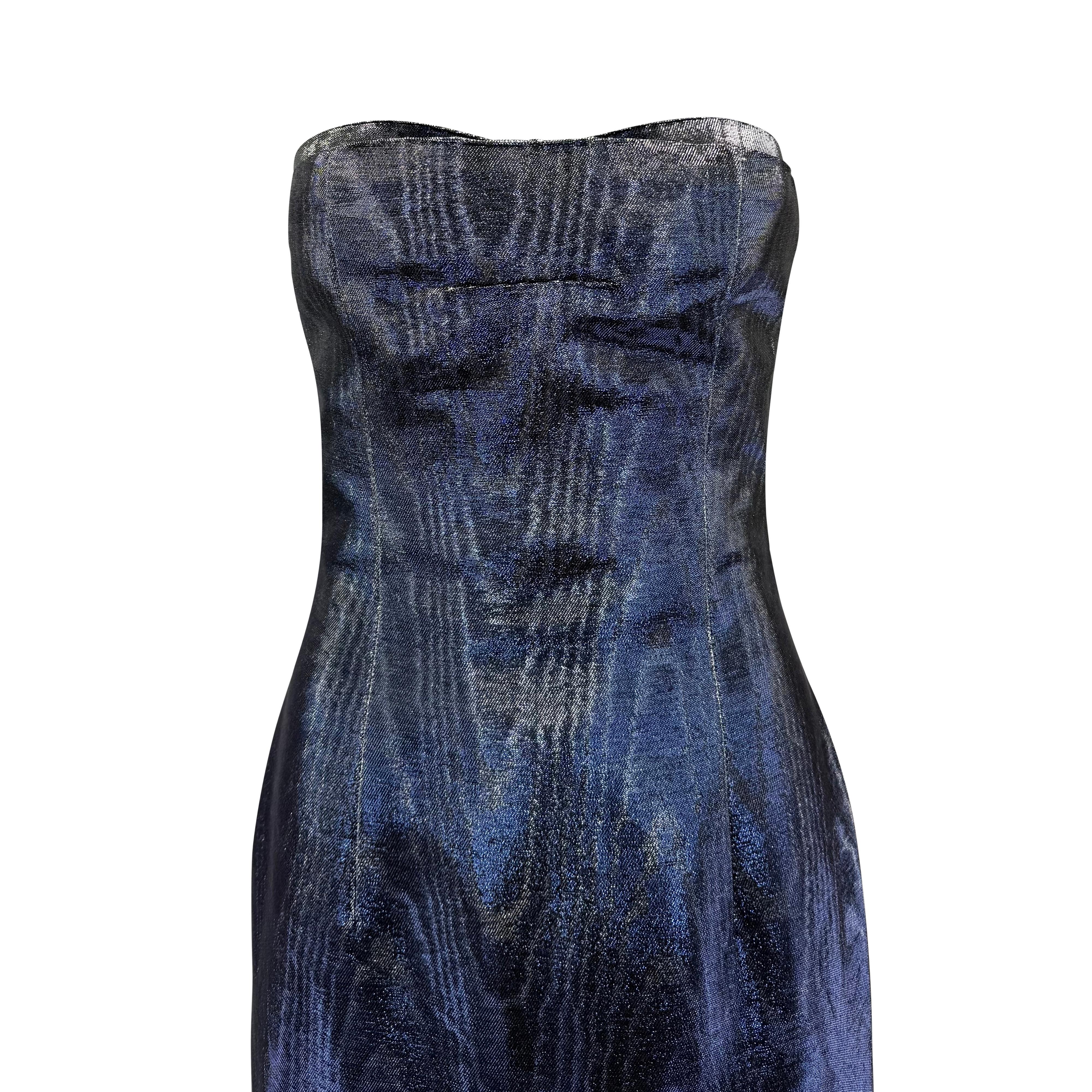 Dalla collezione A. Winter 2001 di Chloé by Stella McCartney, questo abito senza spalline è realizzato in un tessuto metallico con effetto moiré che passa dal blu reale intenso all'argento a seconda della luce. La silhouette è pulita e colonnare,