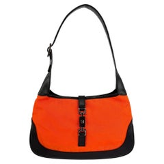 Collection printemps-été 1999 Gucci par Tom Ford : petit sac à bandoulière « Jackie » orange fluo vu lors du défilé