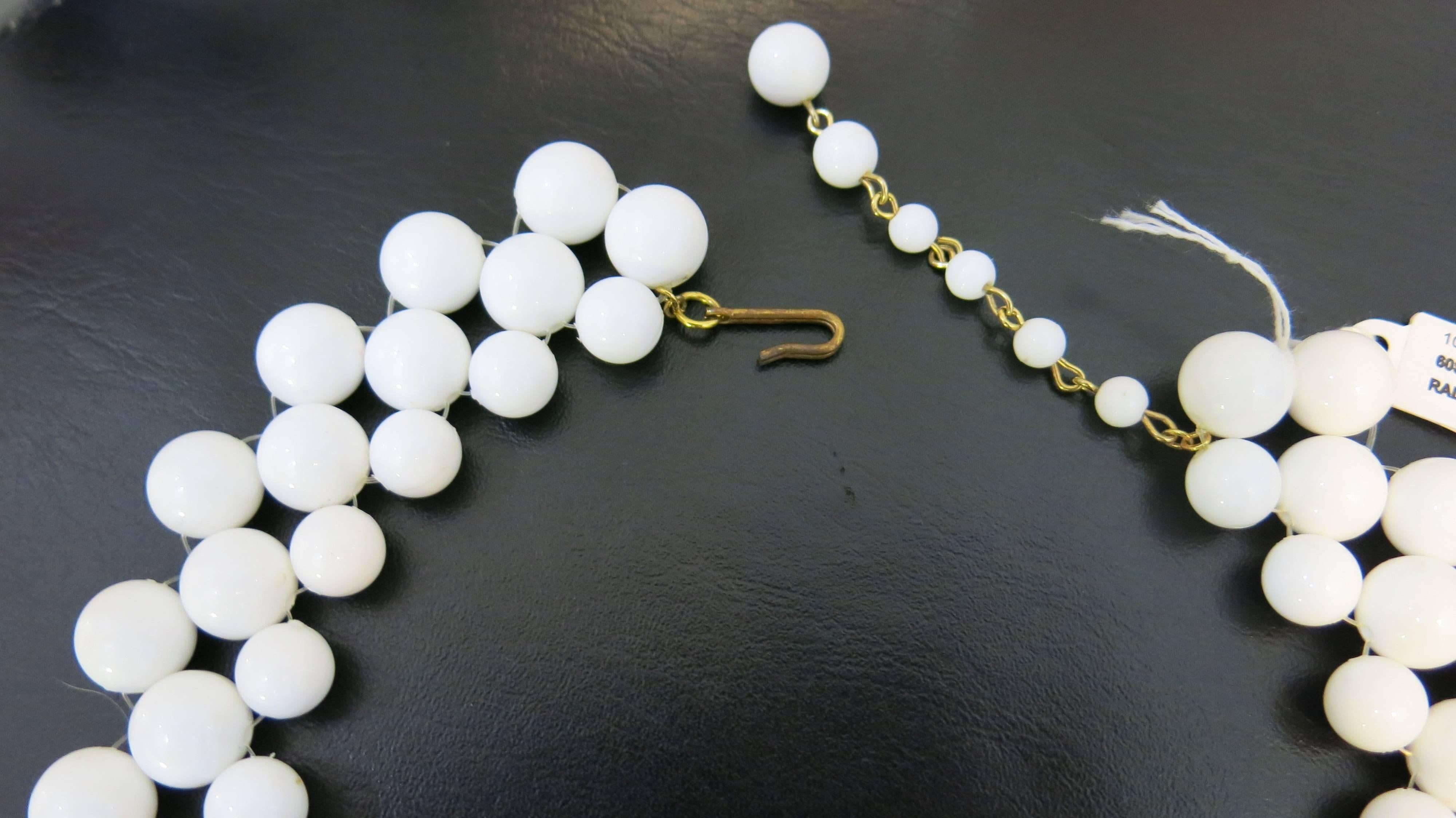Retro 1970s Mimi di N White Bead and Gold Floral Bib Necklace For Sale
