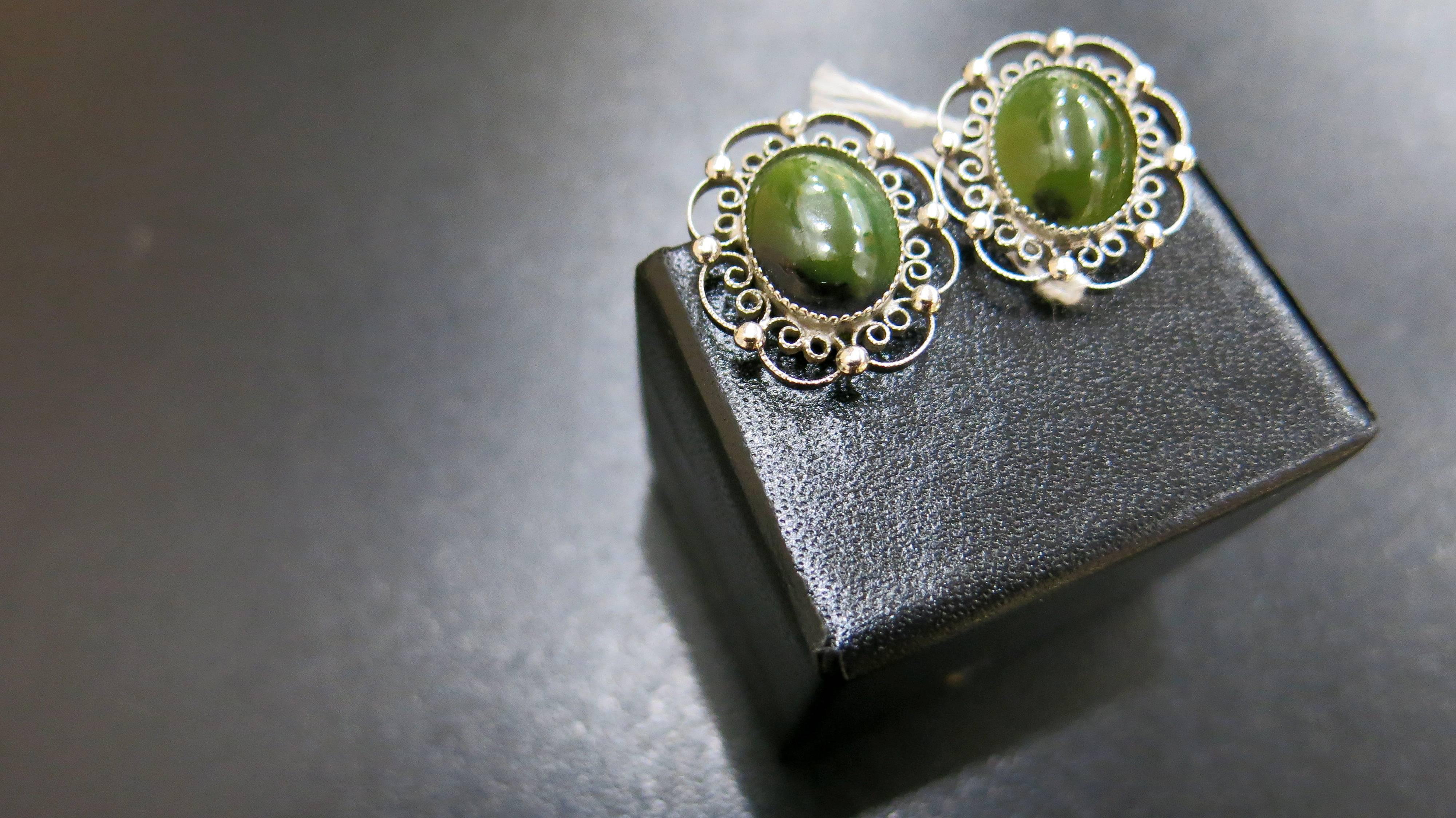 Oval sterling silver filigree clip on earrings with jade stone. Stamped Sorrento Sterling.

Slightly translucent green jade stones with a small amount of black at the top laid in a sterling silver lattice filagree.

The Vincent Sorrento Company