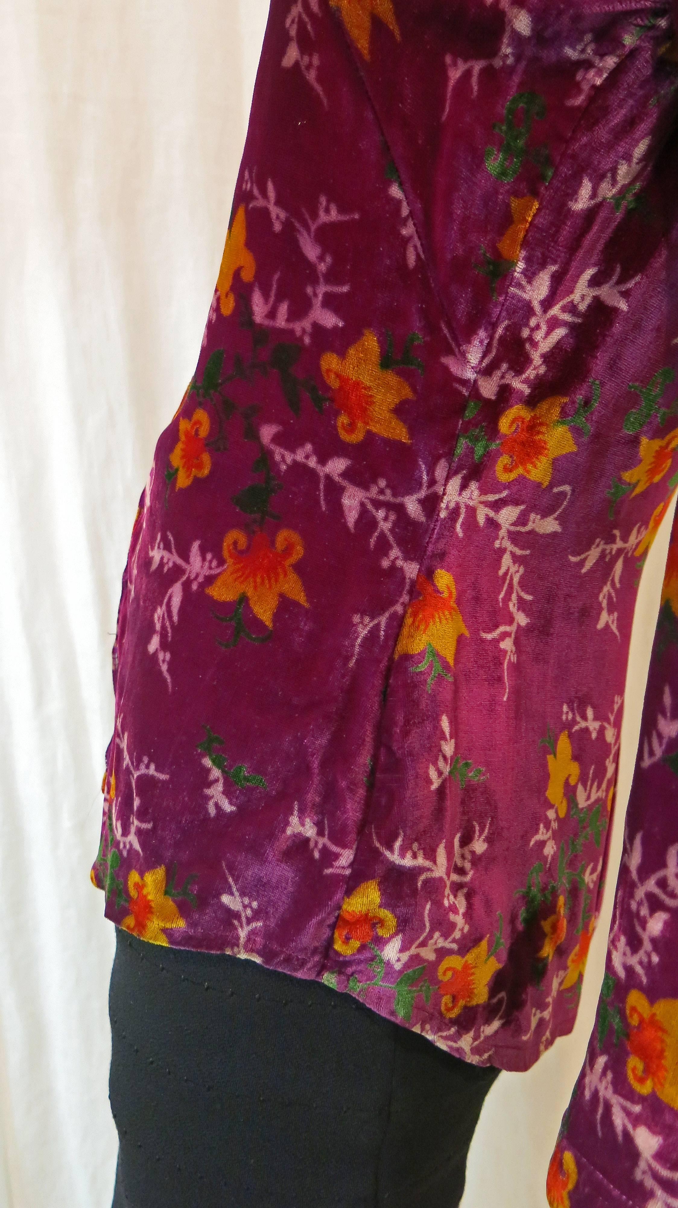 1960s Plum Floral Crushed Velvet Button Blouse In Excellent Condition In Brooklyn, NY