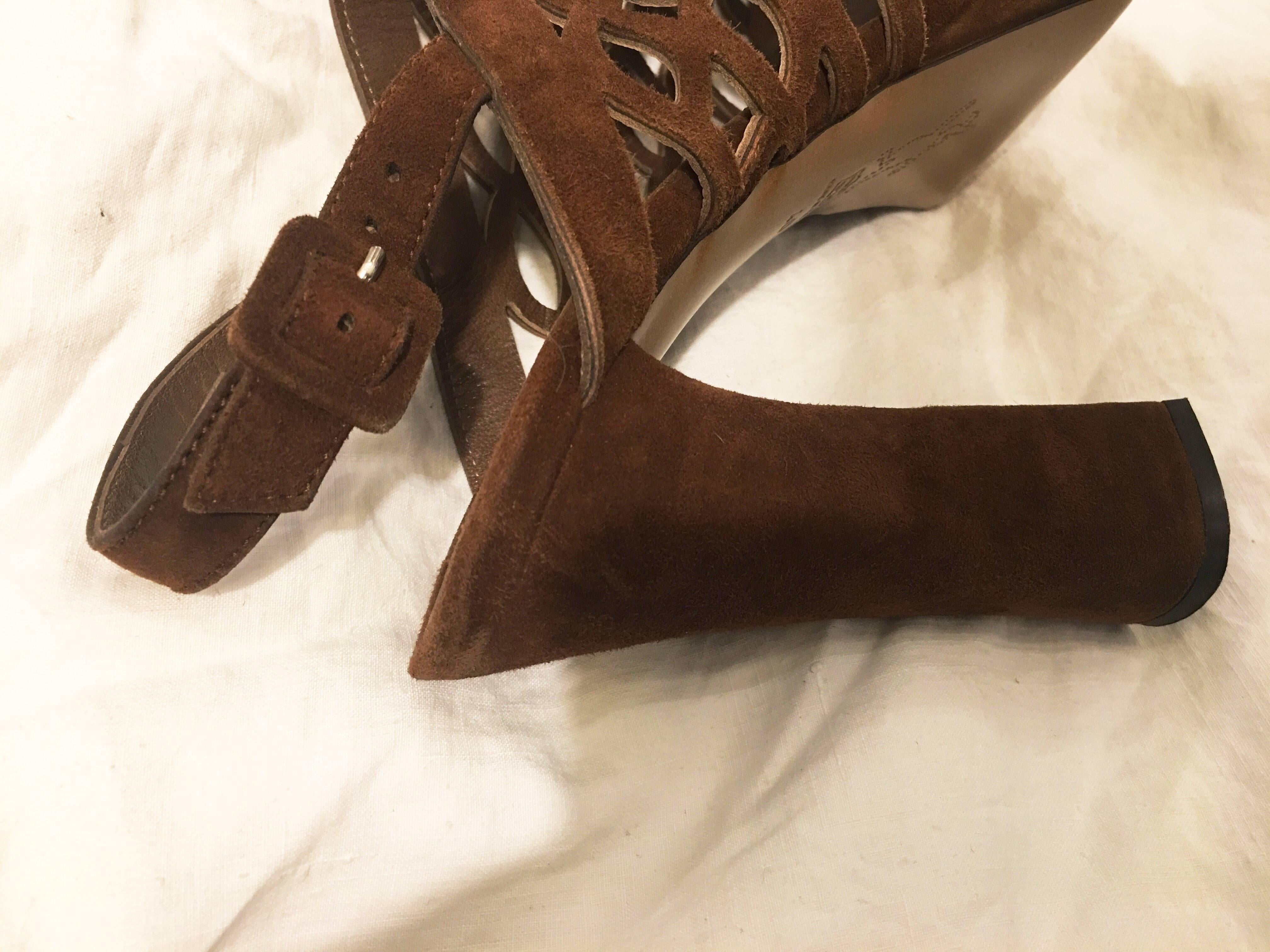 Marni Brown Suede Cut Out Sandals In Excellent Condition For Sale In Brooklyn, NY
