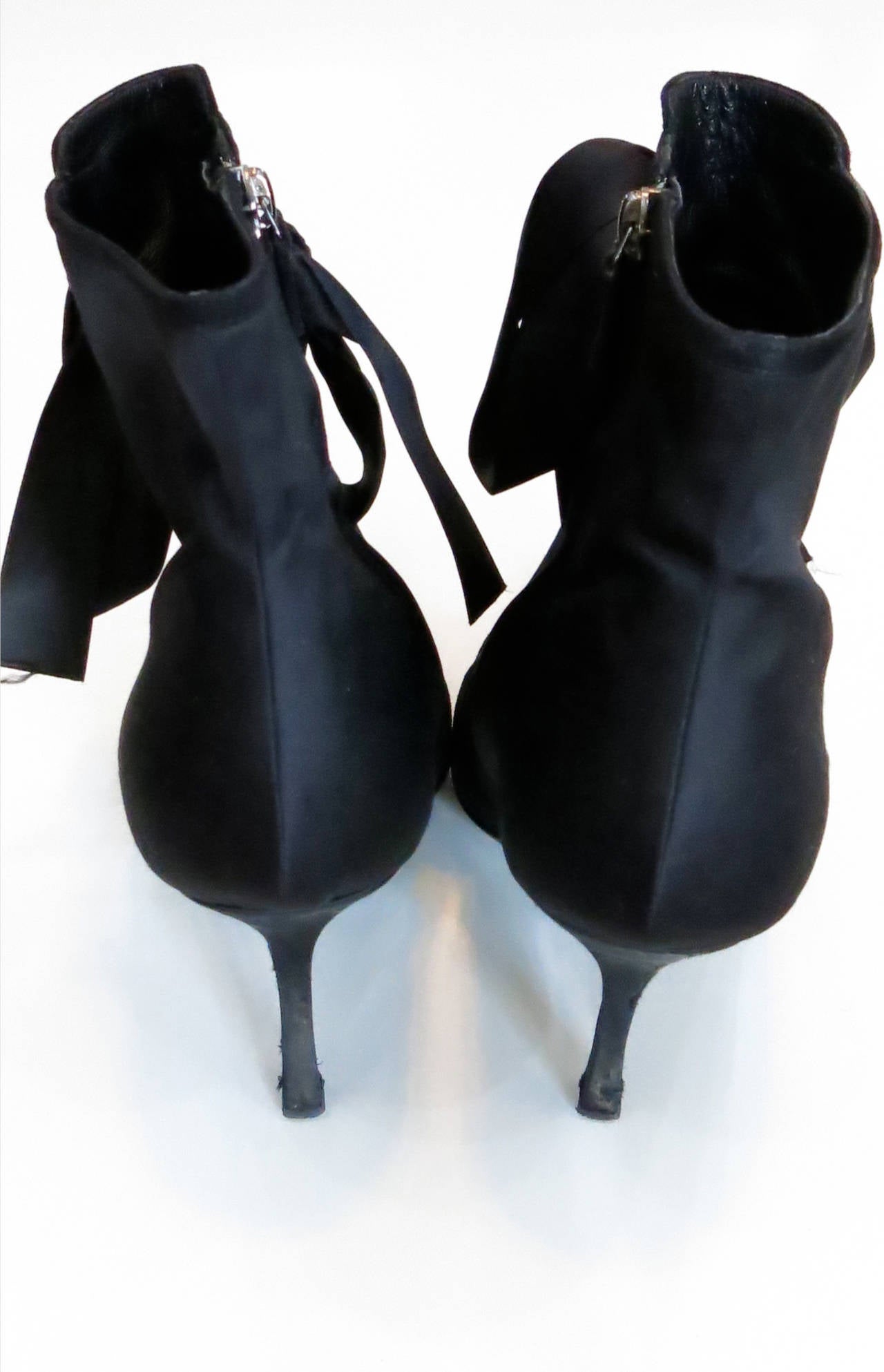 1990s Oscar de la Renta Black Satin and Suede Ankle Boots In Good Condition For Sale In Brooklyn, NY
