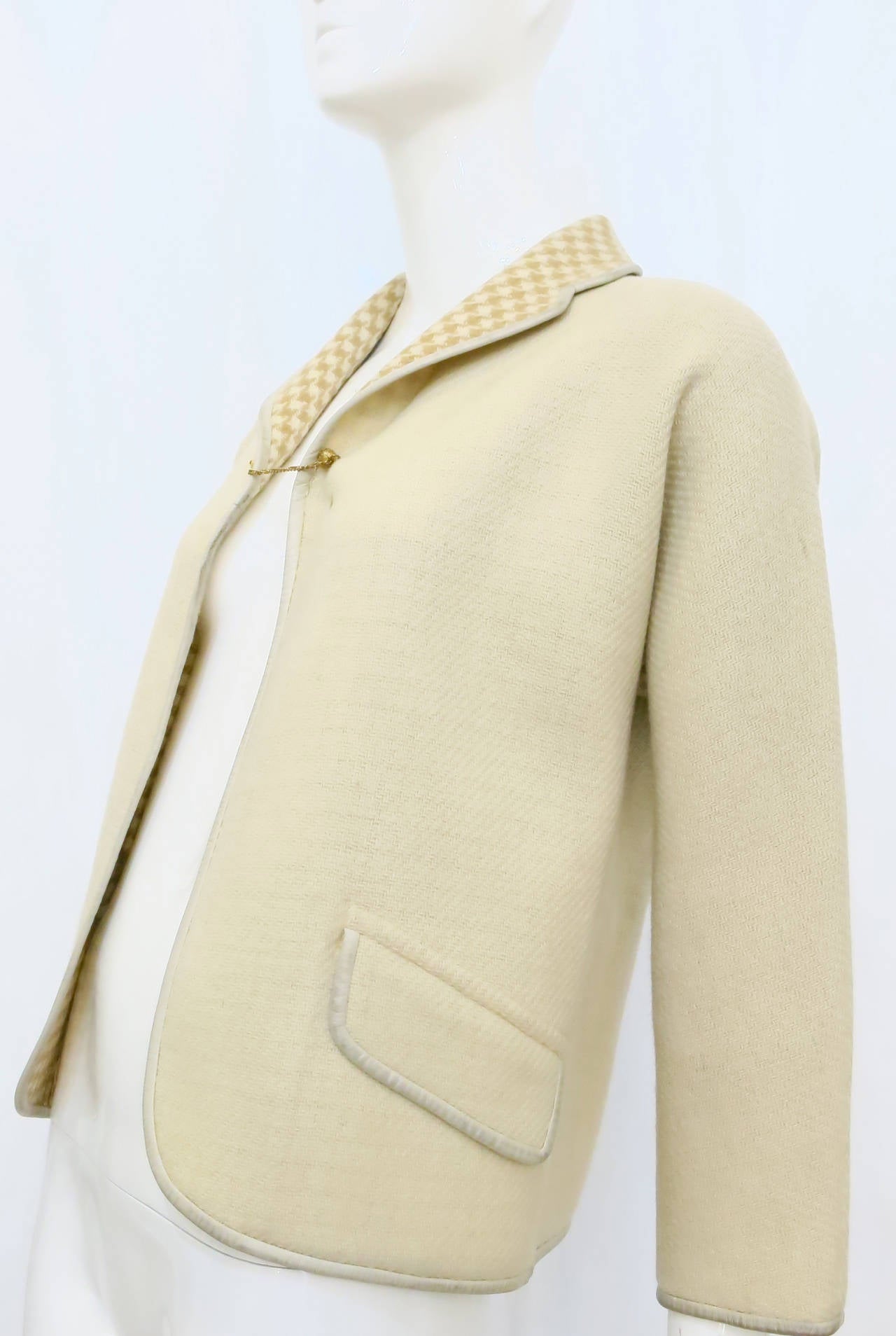 1960s Bonnie Cashin Cream and Houndstooth Wool Jacket with Gold Chain Closure In Fair Condition For Sale In Brooklyn, NY