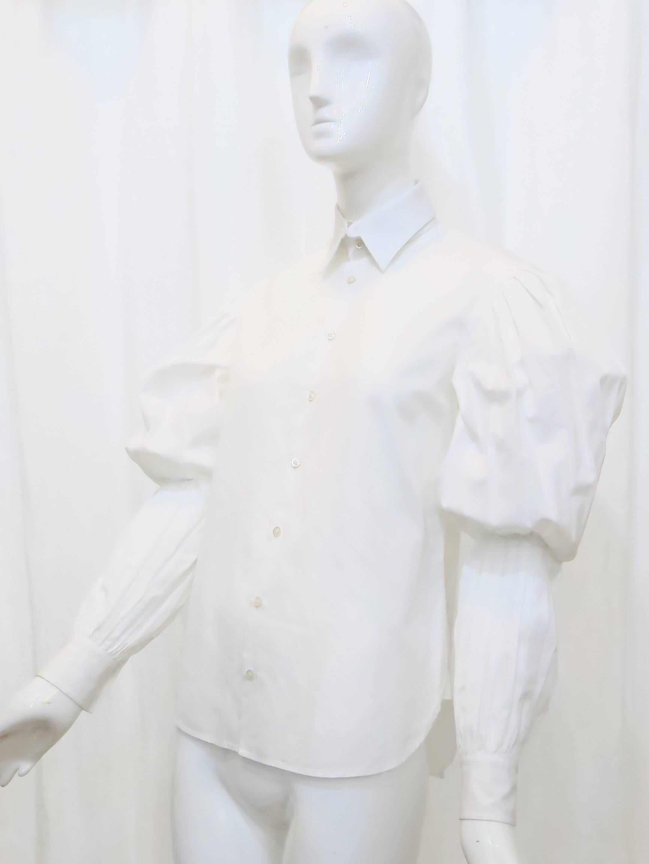 This exquisite Ralph Lauren Purple Label white button down blouse features voluminous, pleated gigot sleeves and mother-of-pearl style buttons.

Size marked: 4 (US)

*Please contact dealer prior to purchase for white glove shipping options*
