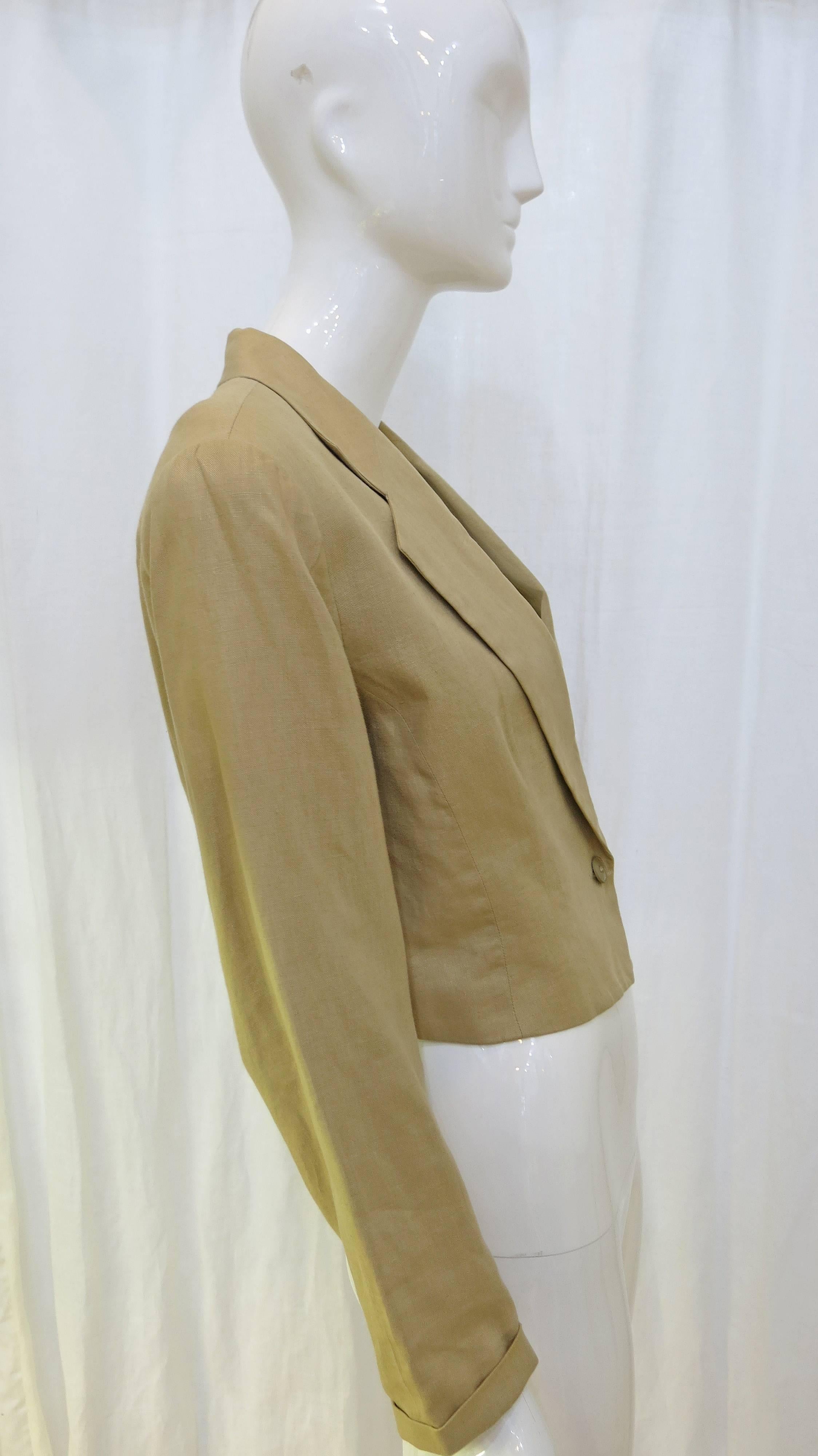 Single button cropped linen blazer with breast pocket from French design house Kenzo. The blazer is lined with an acetate/bemberg blend and has subtle shoulder pads. This jacket is very versatile and would work well paired with slacks or a pencil