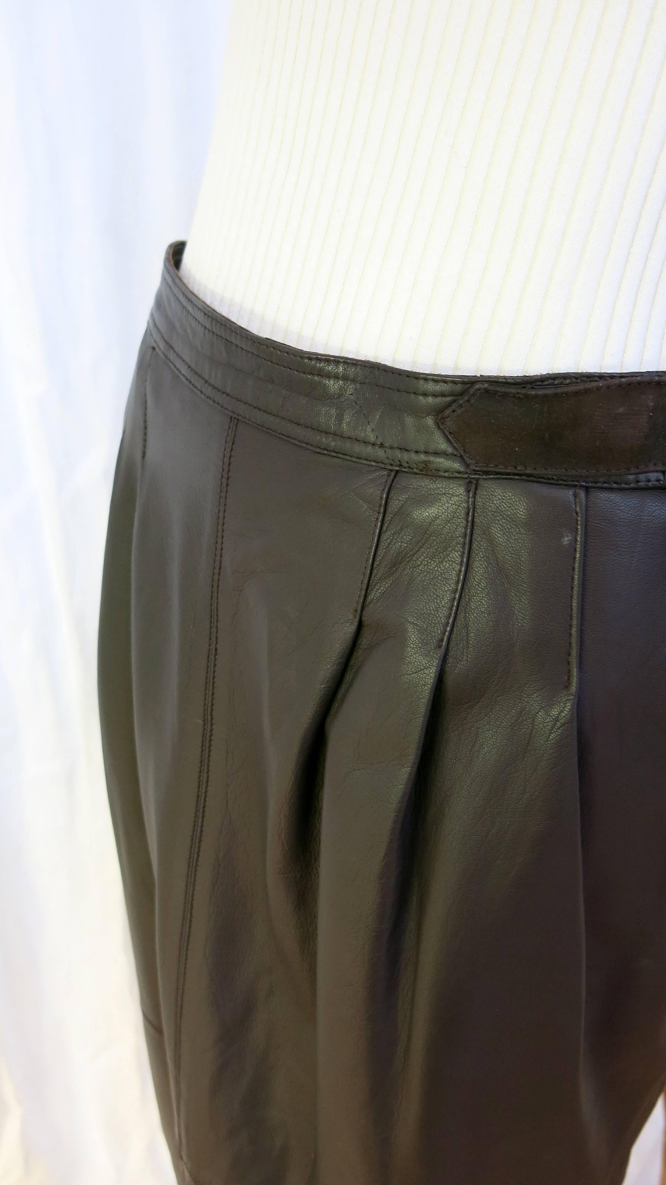 Women's 1980s Gucci Knee Length Brown Leather Adjustable Skirt For Sale