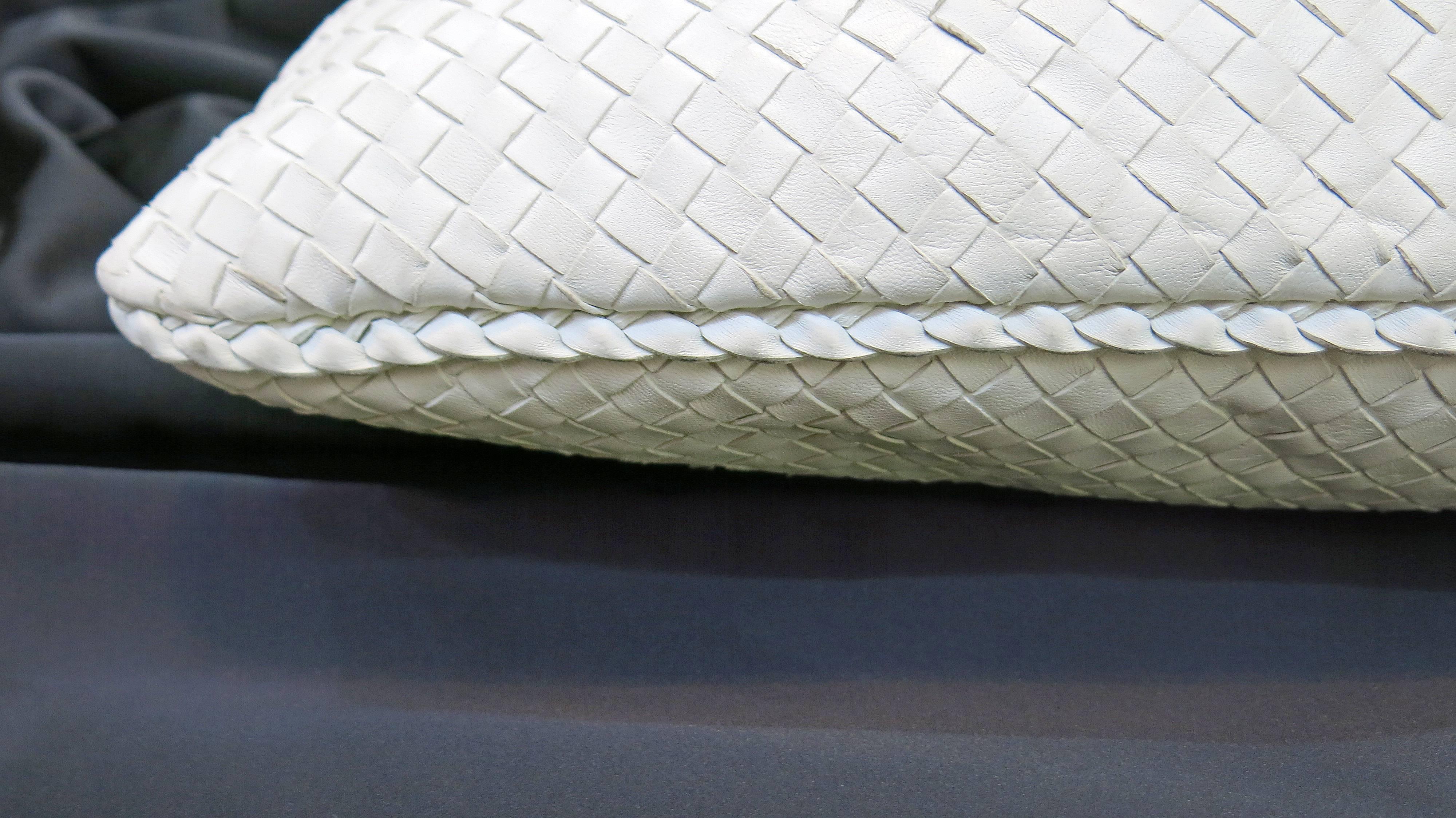 White shoulder bag in the classic woven leather style Bottega Veneta made a name for themselves with. Bottega pieces always feature the most beautiful, softest leather. The bag is handstitched and has braiding at the handle and around the edge of
