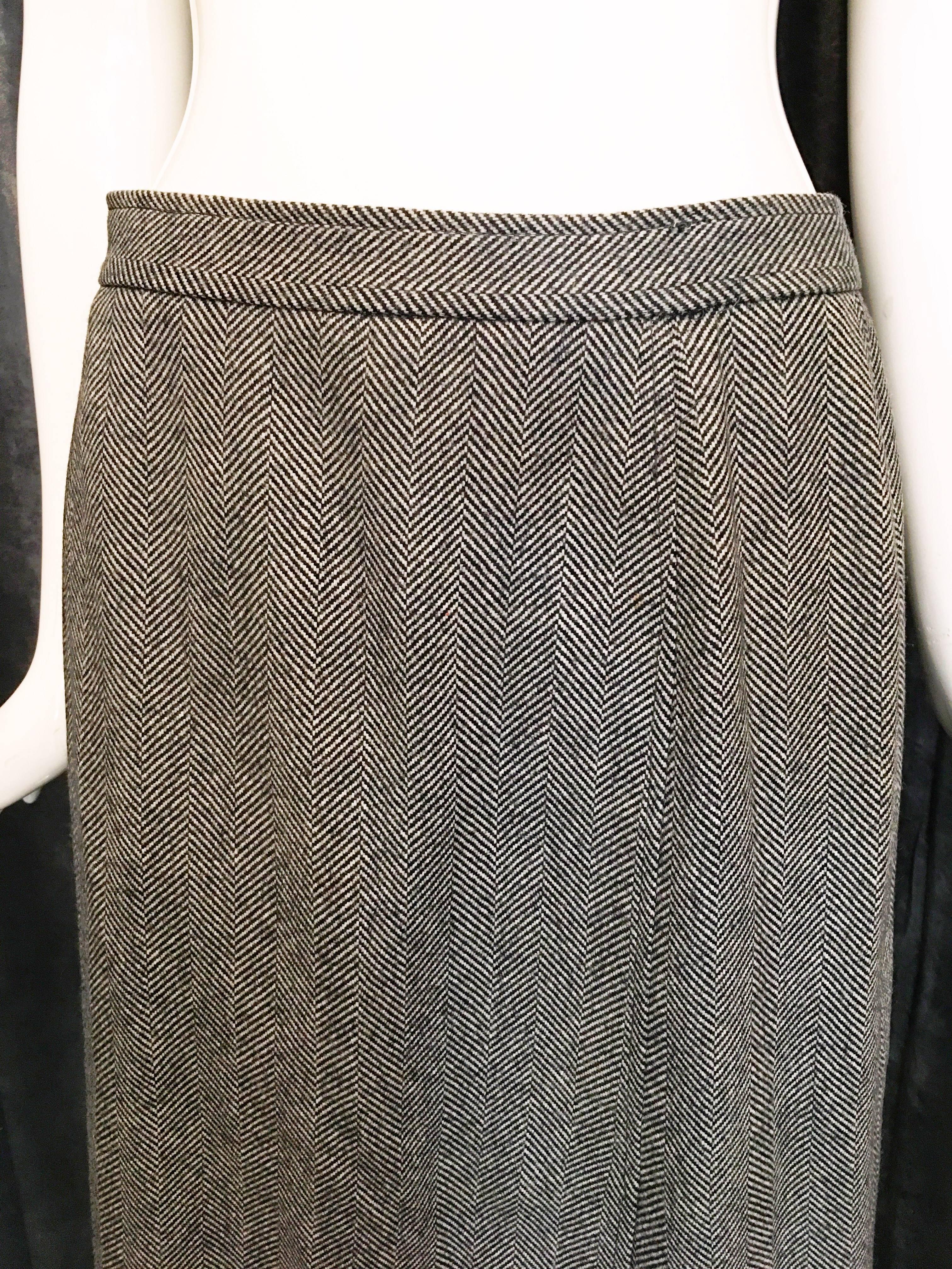 Guy Laroche Black/White Wool Skirt In Excellent Condition For Sale In Brooklyn, NY