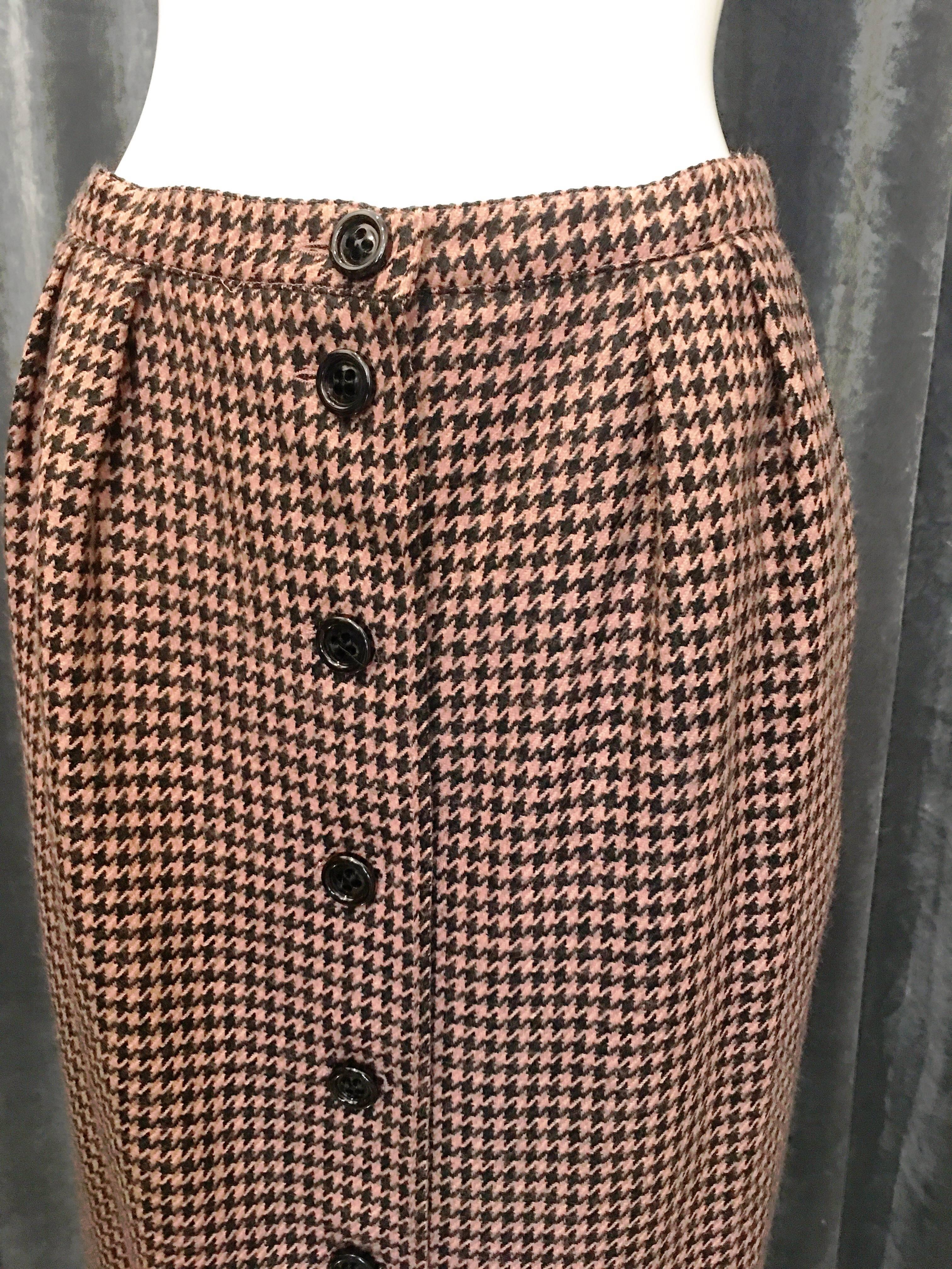 1990s Guy Laroche Pink/Black Houndstooth Skirt In Excellent Condition For Sale In Brooklyn, NY