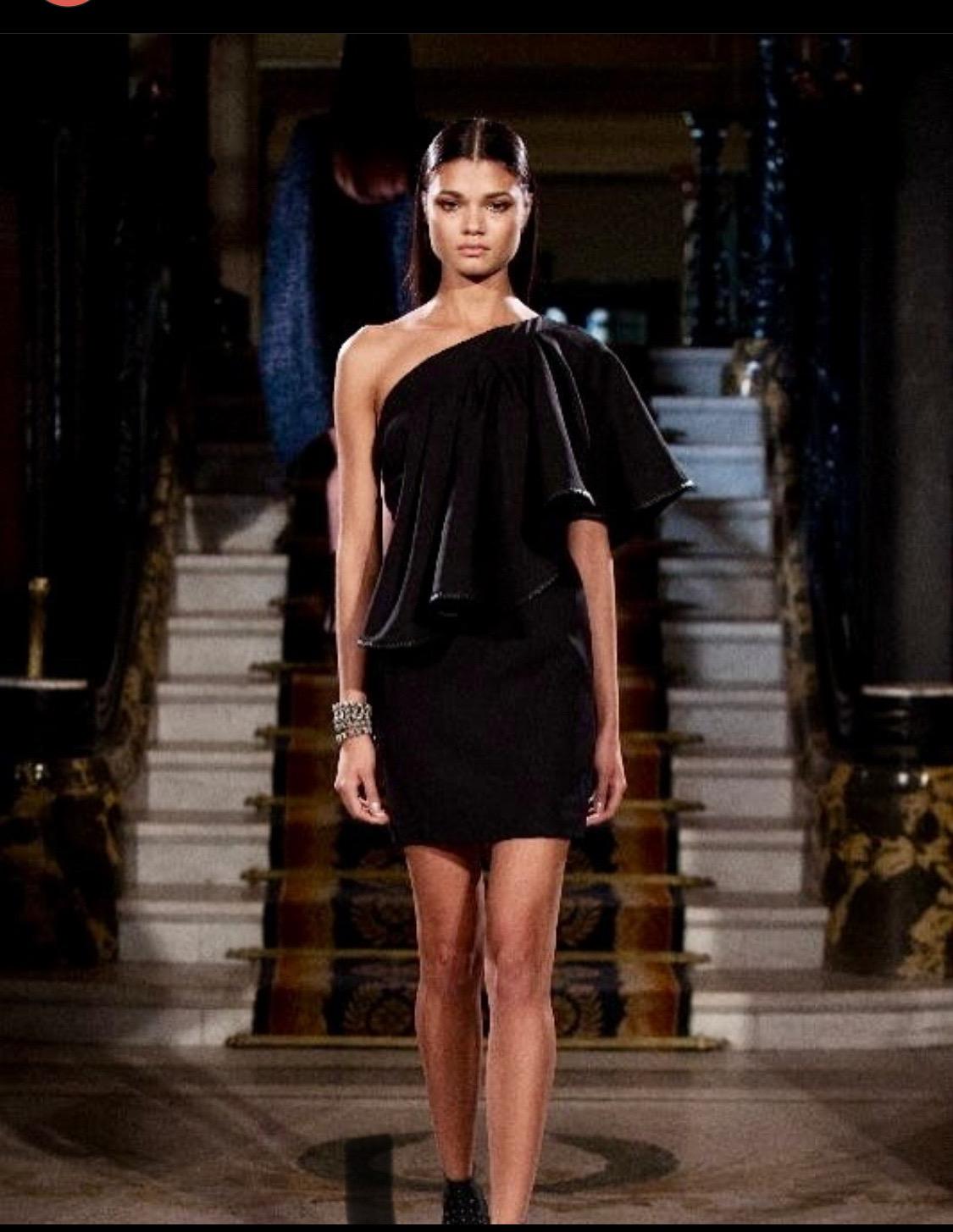Robe noire asymétrique de Jay Ahr. en vente 4