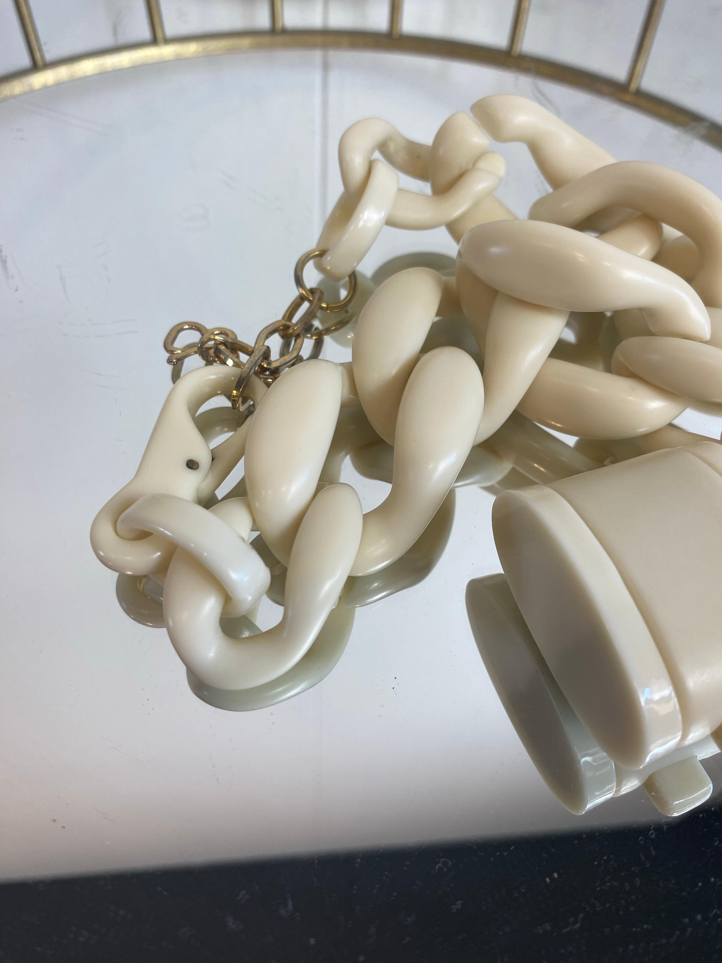 Collana Catena con lucchetto colore avorio. In condizioni ottime in vendita a Carnate, IT