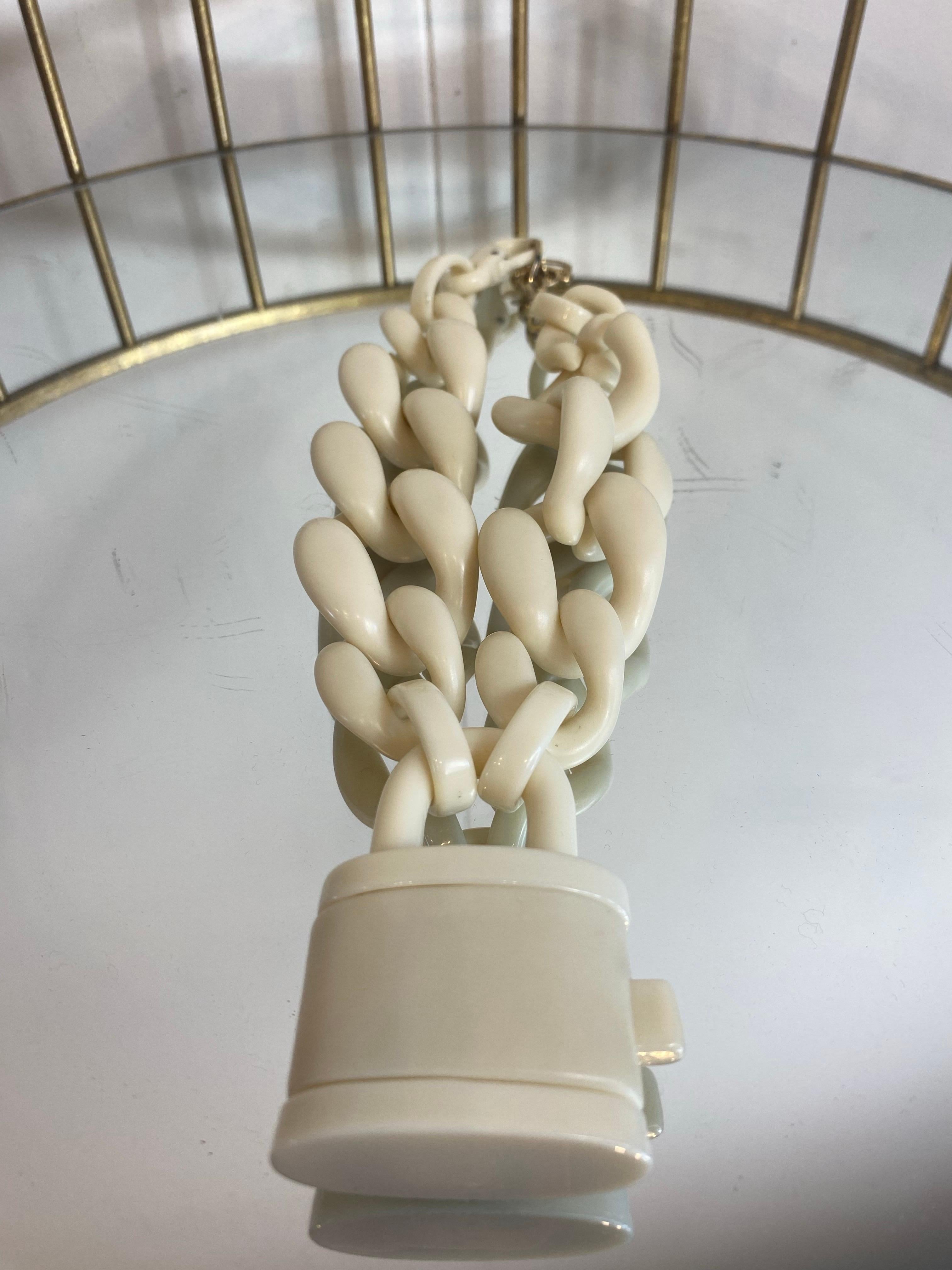Beige Collana Catena con lucchetto colore avorio. in vendita
