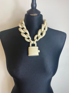 Collana Catena con lucchetto colore avorio.