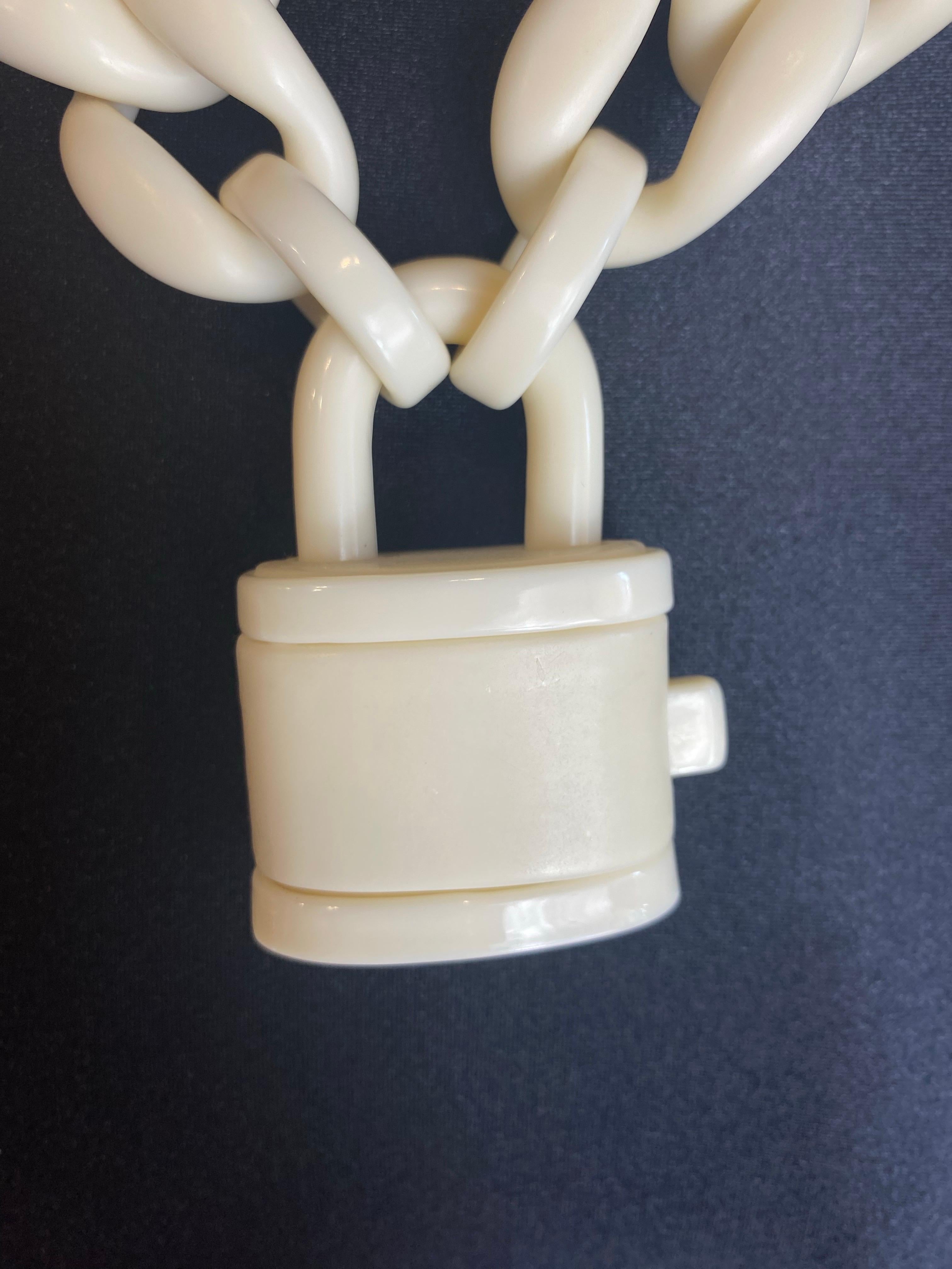 Collana Catena con lucchetto colore avorio.
Marchio Diana Broussard.
Polvere inclusa.
In plastica.
Condizioni ottime, presenta piccoli difetti come da foto.