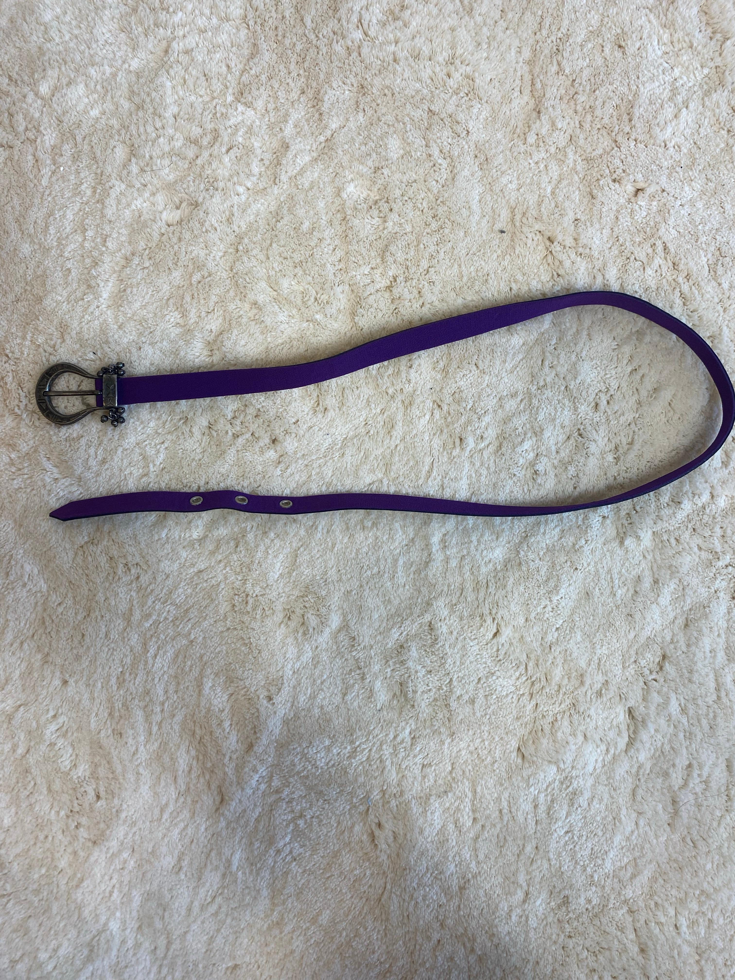 Cintura viola Christian Dior.
Piccola cintura viola con dettagli.
Altezza 2 cm.
Lunghezza 82 cm.
Ottime condizioni, presenta lievi difetti come mostrato nelle foto.