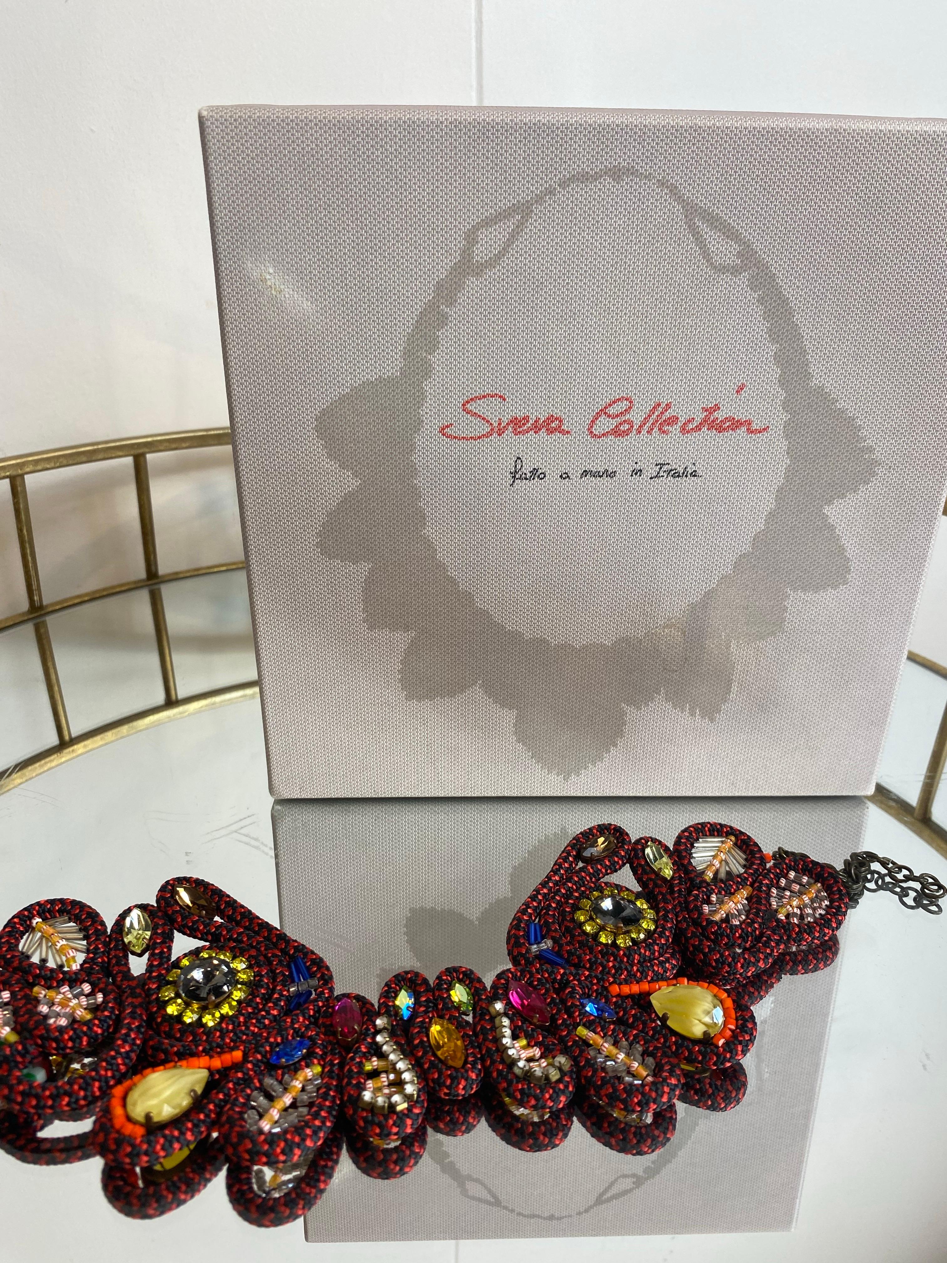 Collana rossa e nera Sveva Collection.
Scatola inclusa.
Realizzato a mano in Italia.
La collana ha partecipato alla settimana della moda di Parigi, come puoi vedere nell'ultima foto.
Lunghezza 34 cm.
Condizioni eccellenti.