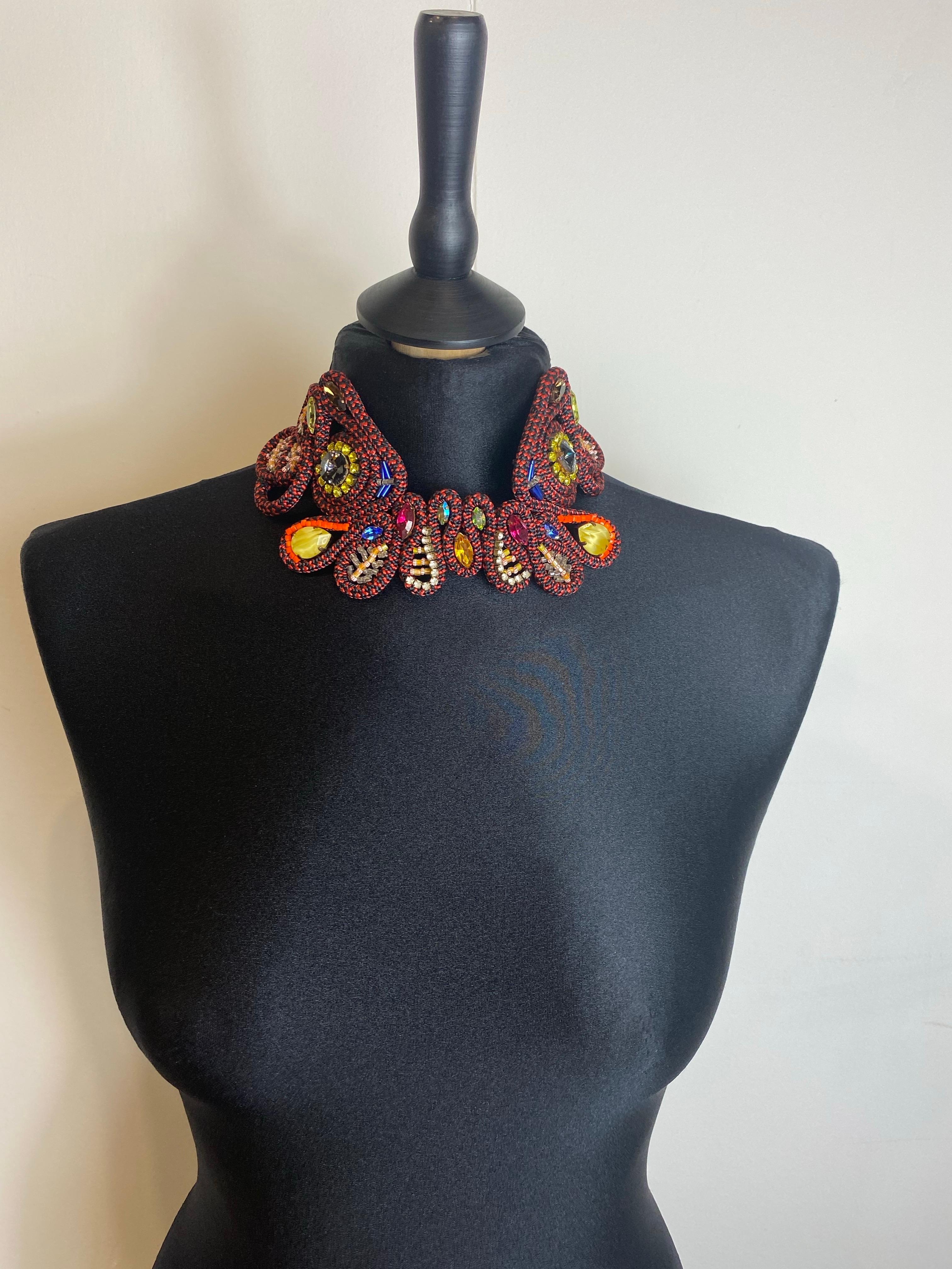 Collana rossa e nera Sveva Collection. In condizioni ottime in vendita a Carnate, IT