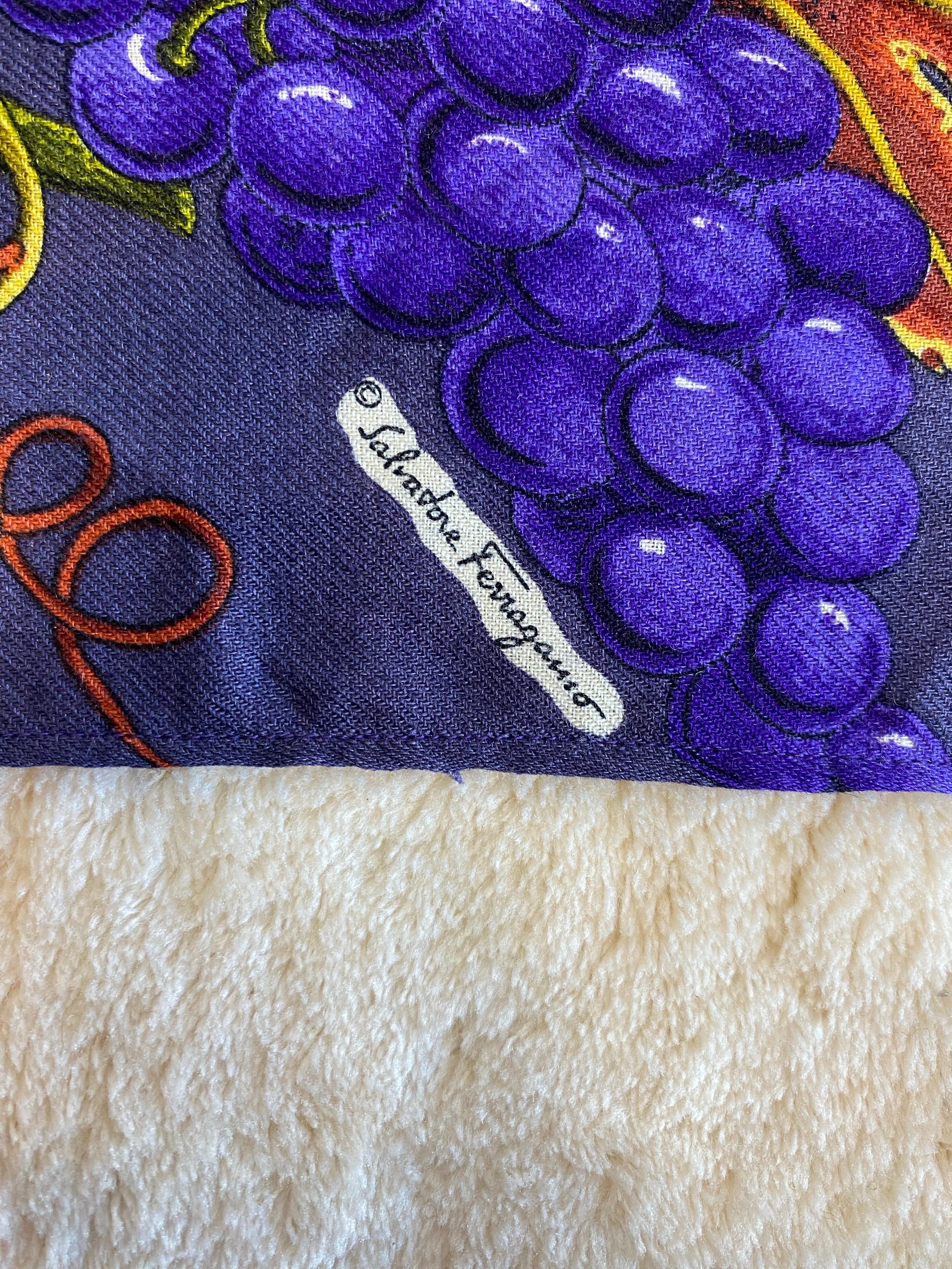 Stola viola di Salvatore Ferragamo con motivo a frutta. In condizioni ottime in vendita a Carnate, IT