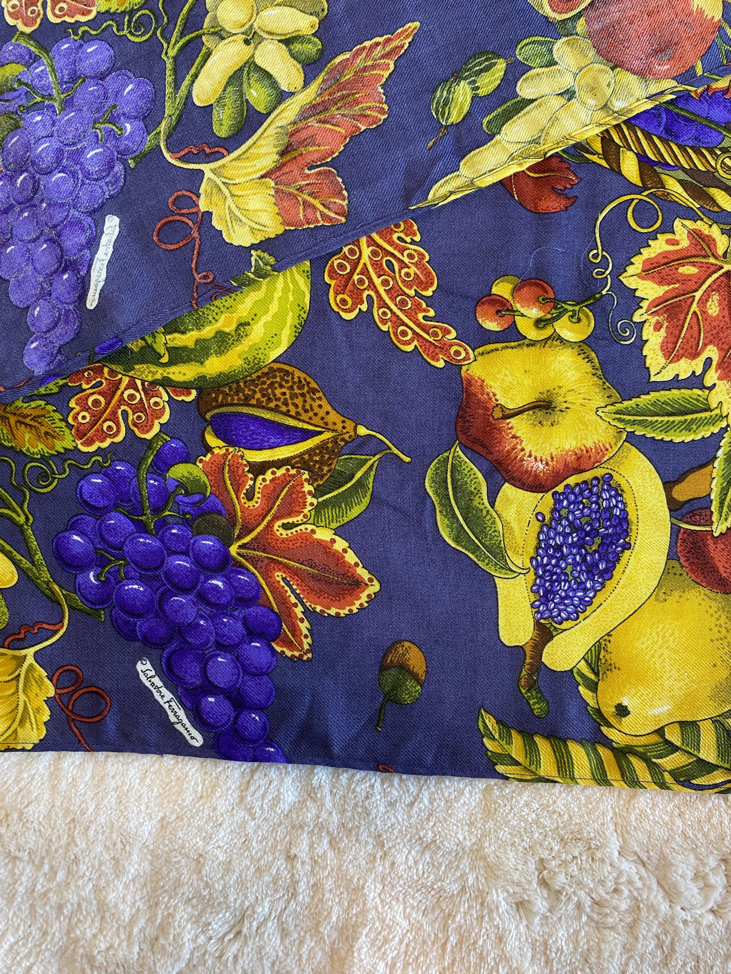 Nero Stola viola di Salvatore Ferragamo con motivo a frutta. in vendita
