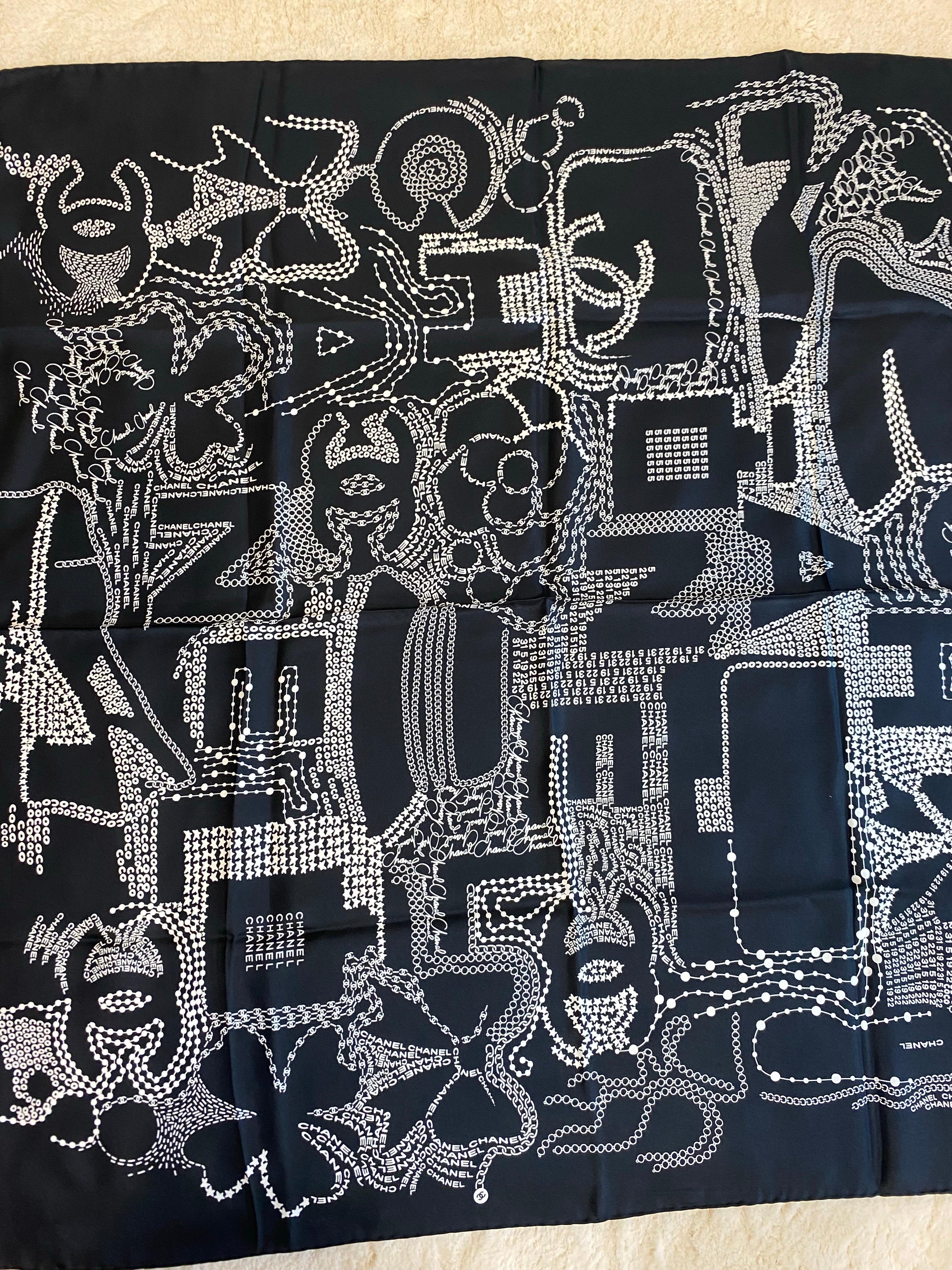 Sciarpa Chanel nera con scritte bianche.
90 cm x 90 cm.
Nessuna etichetta di composizione, sembra essere in seta.
Condizioni eccellenti.