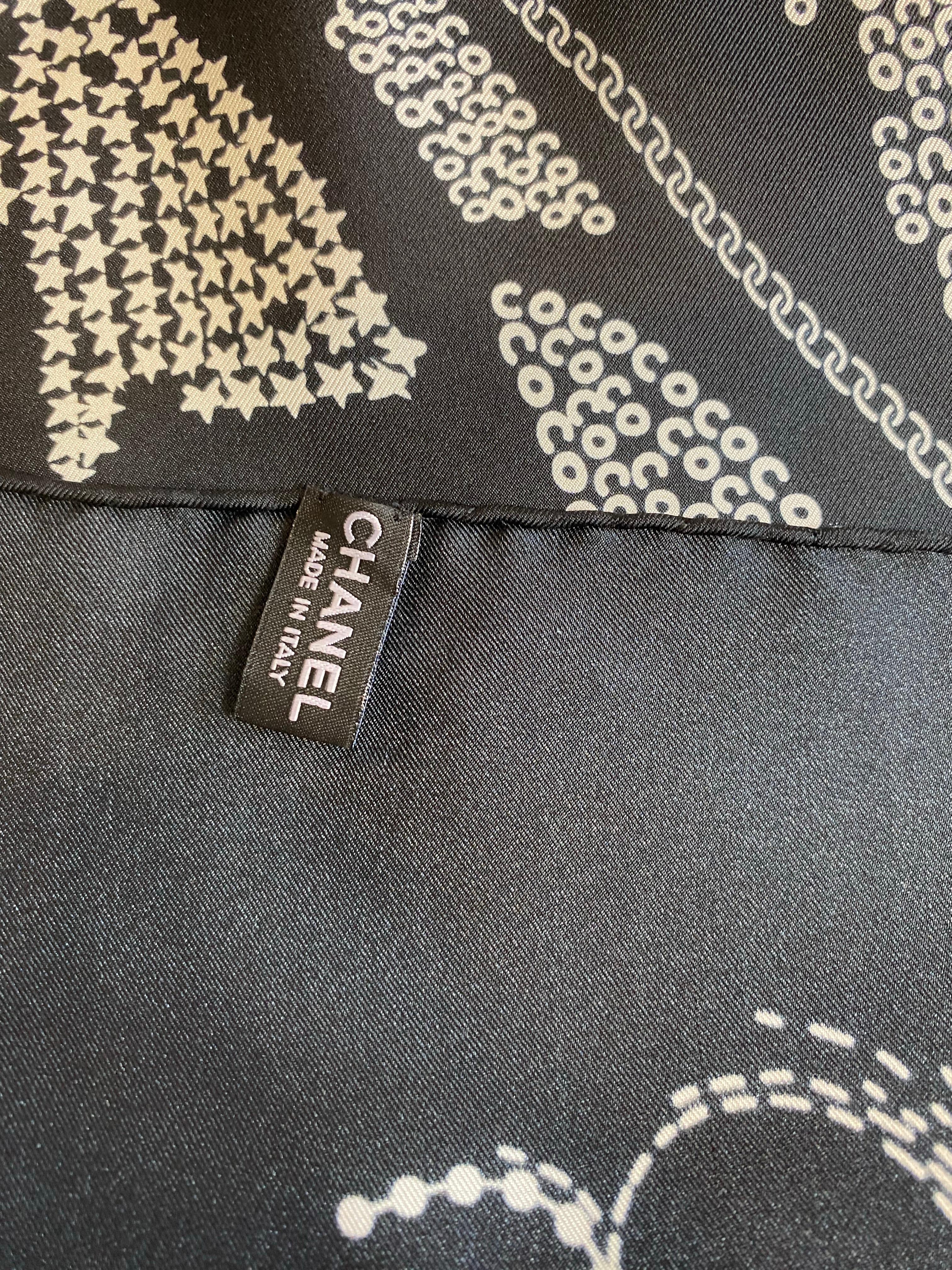 Nero Sciarpa Chanel nera con scritta bianca in vendita