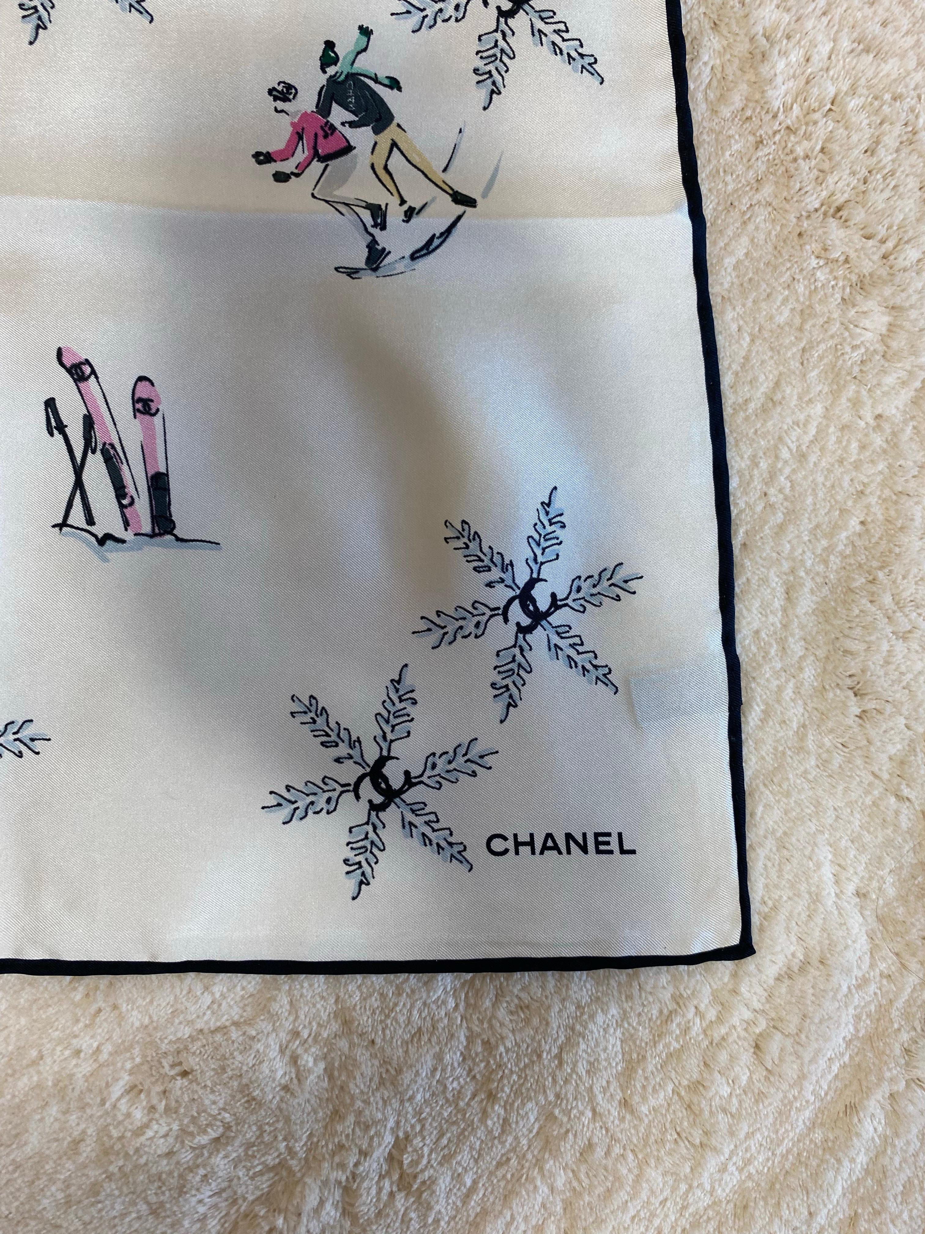 Grigio Chanel sciarpa bianca dettagli invernali. in vendita