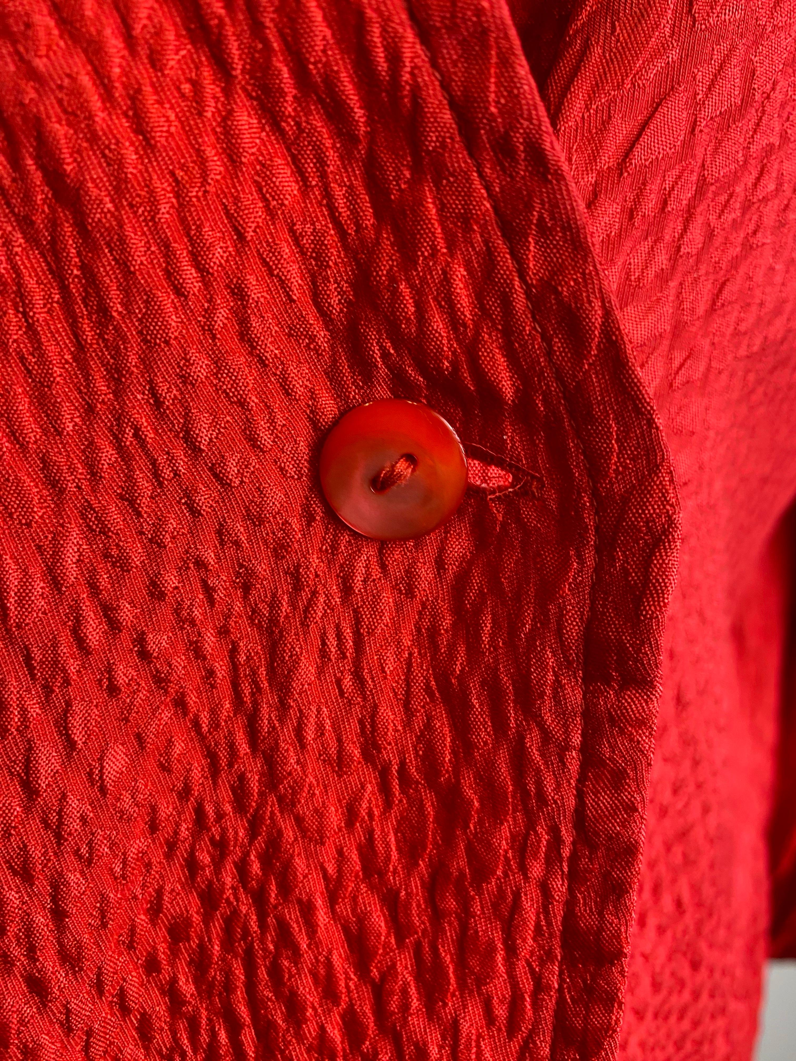 Chemise rouge Yves Saint Laurent.
Taille 40 IT.
Épaules 44 cm.
Longueur 60 cm.
Épaules légèrement paddées.
Pas de Label de composition.
Excellent état, présente des signes d'utilisation normale comme le montre la photo.