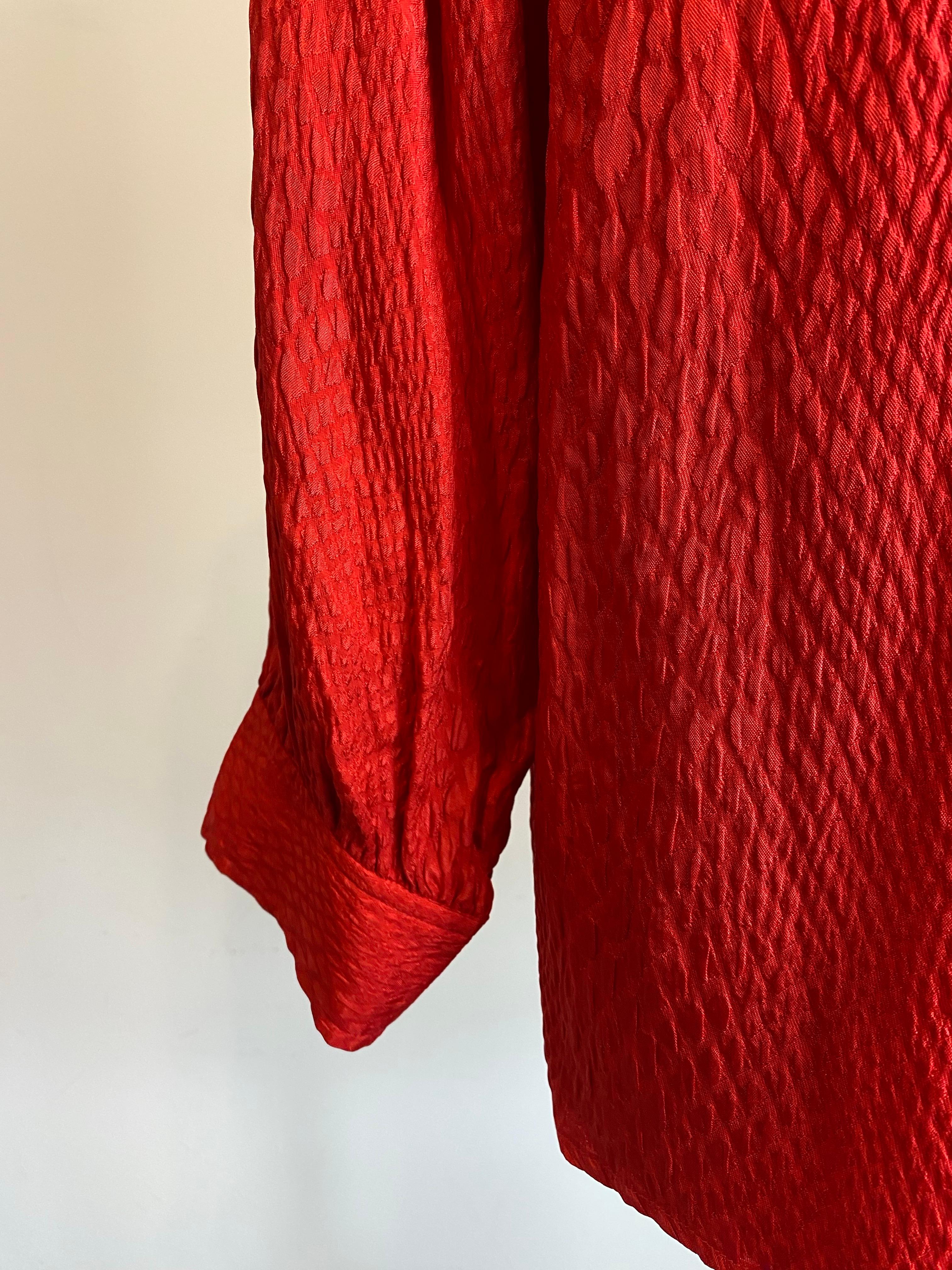 Chemise rouge Yves Saint Laurent. en vente 2
