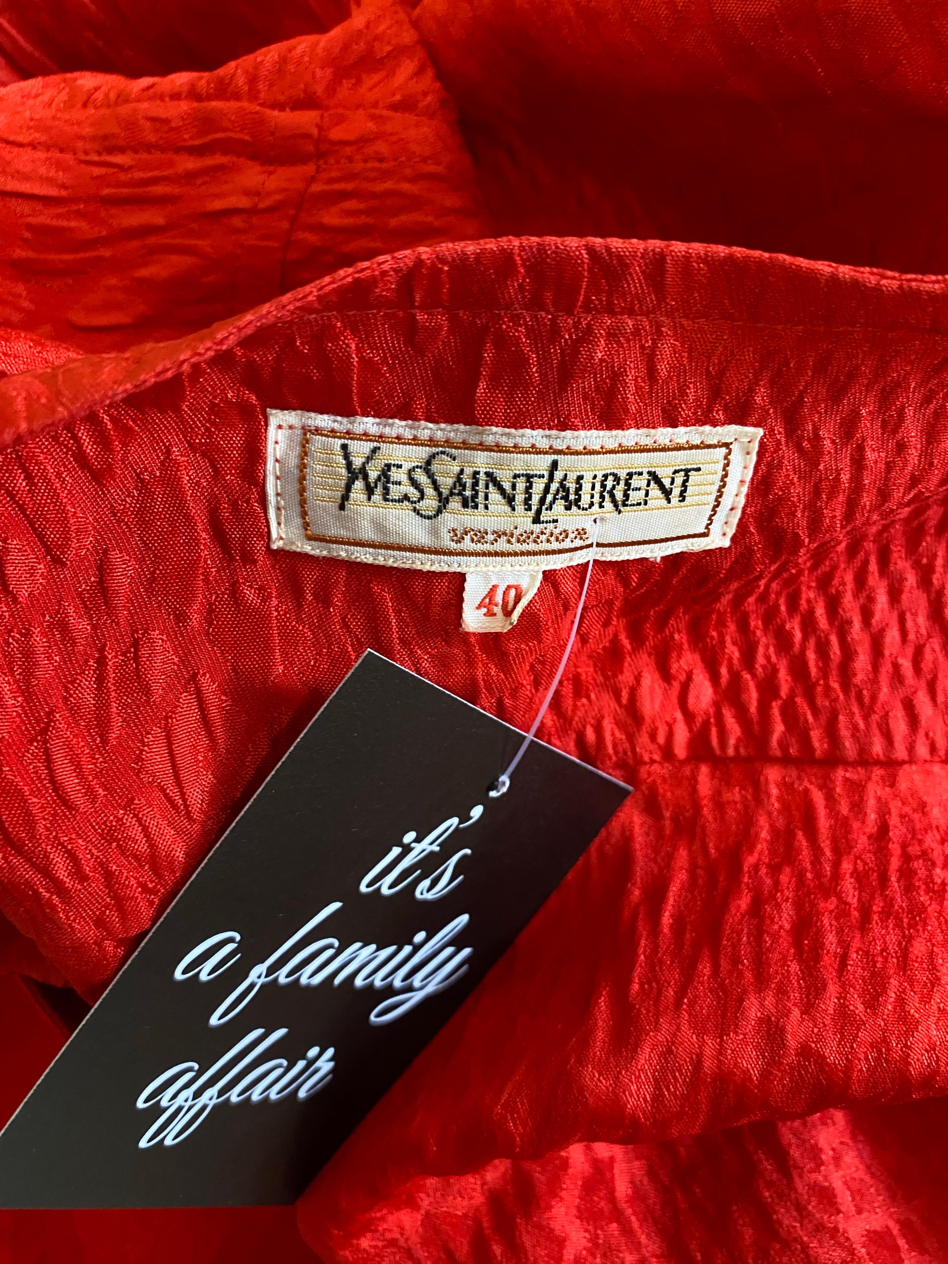 Chemise rouge Yves Saint Laurent. en vente 3