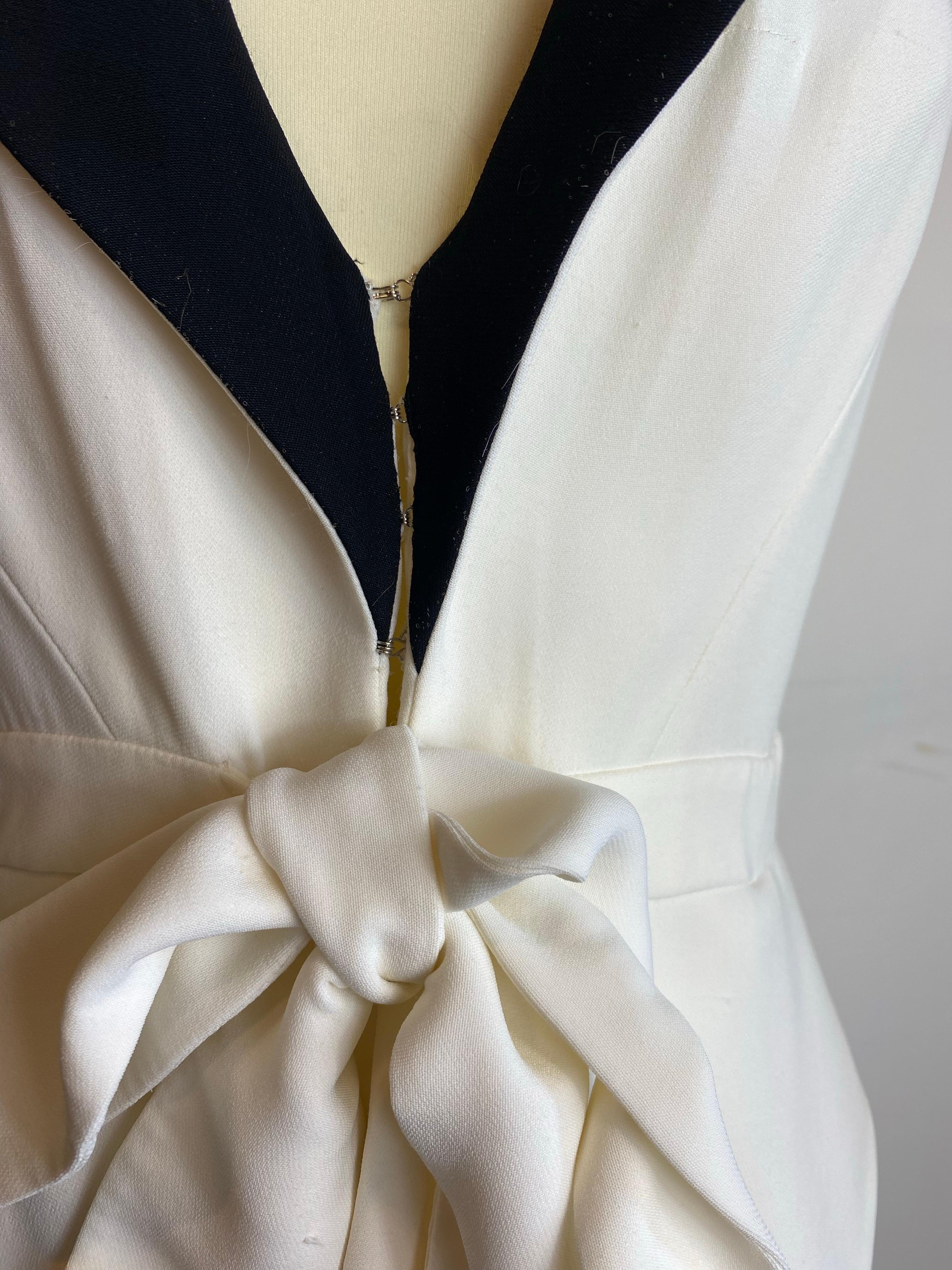 Gris Robe midi blanche à détails noirs de Givenchy. Printemps 2010 en vente