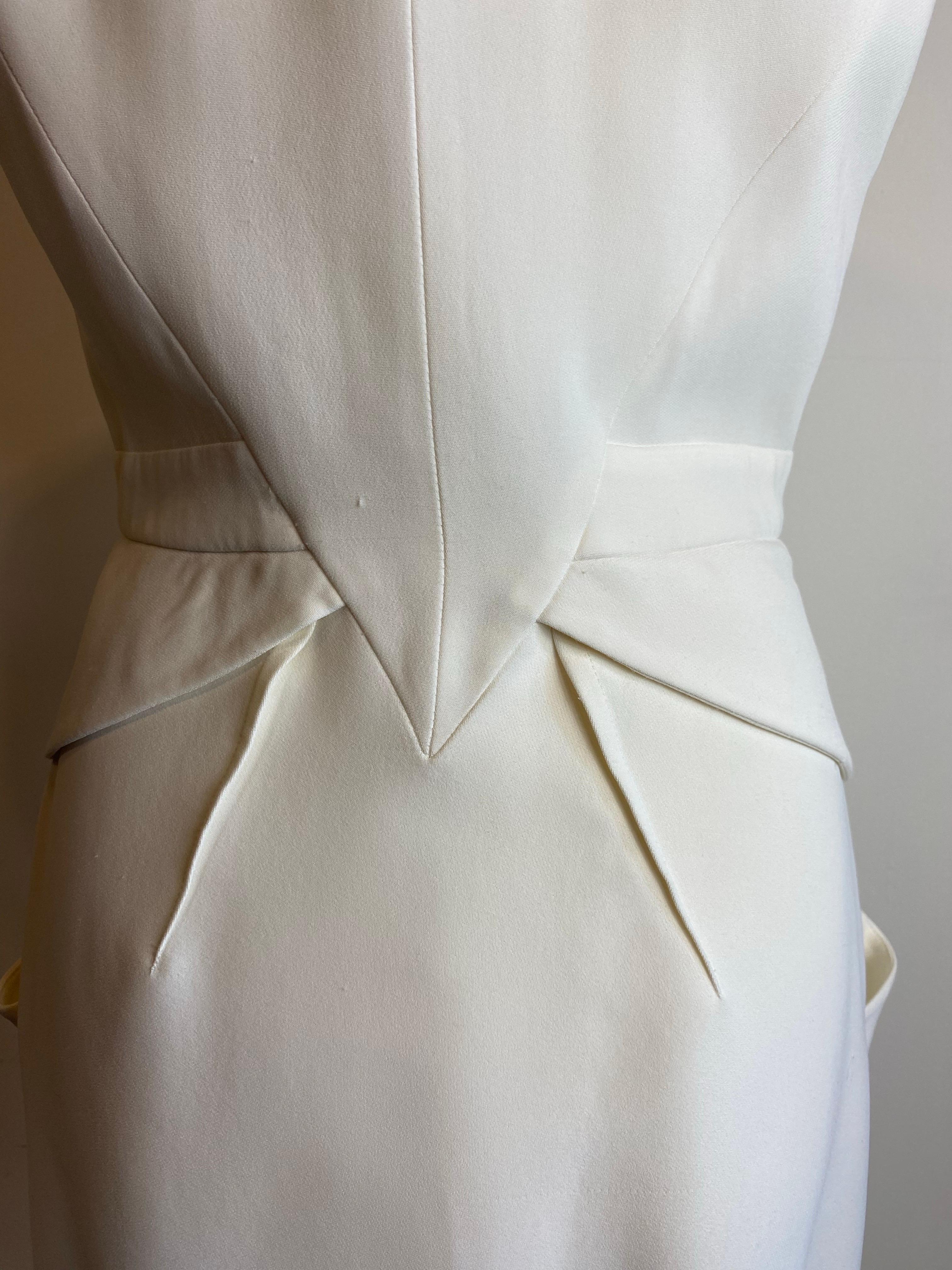 Robe midi blanche à détails noirs de Givenchy. Printemps 2010 en vente 4