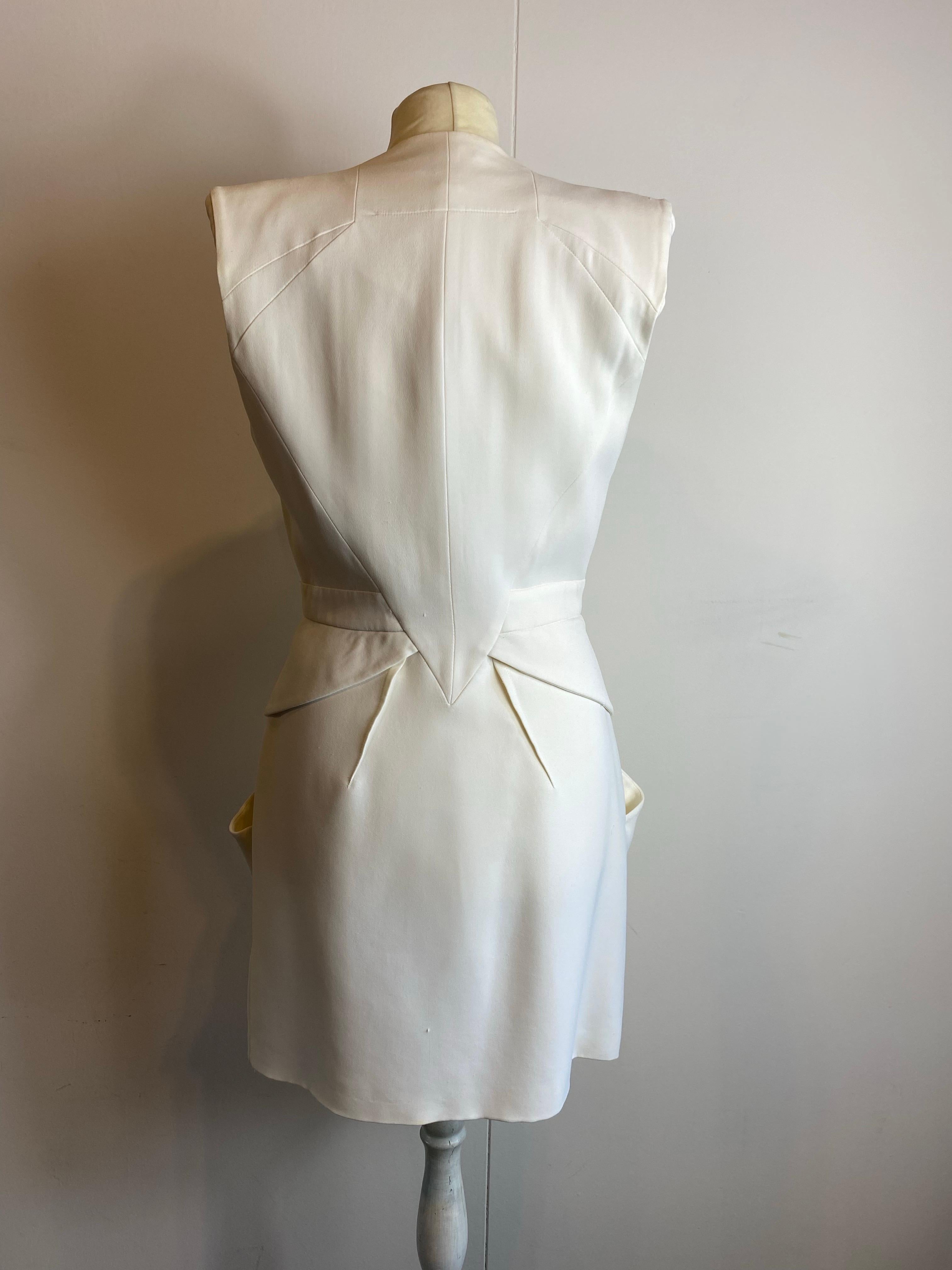 Robe midi blanche à détails noirs de Givenchy. Printemps 2010 en vente 3
