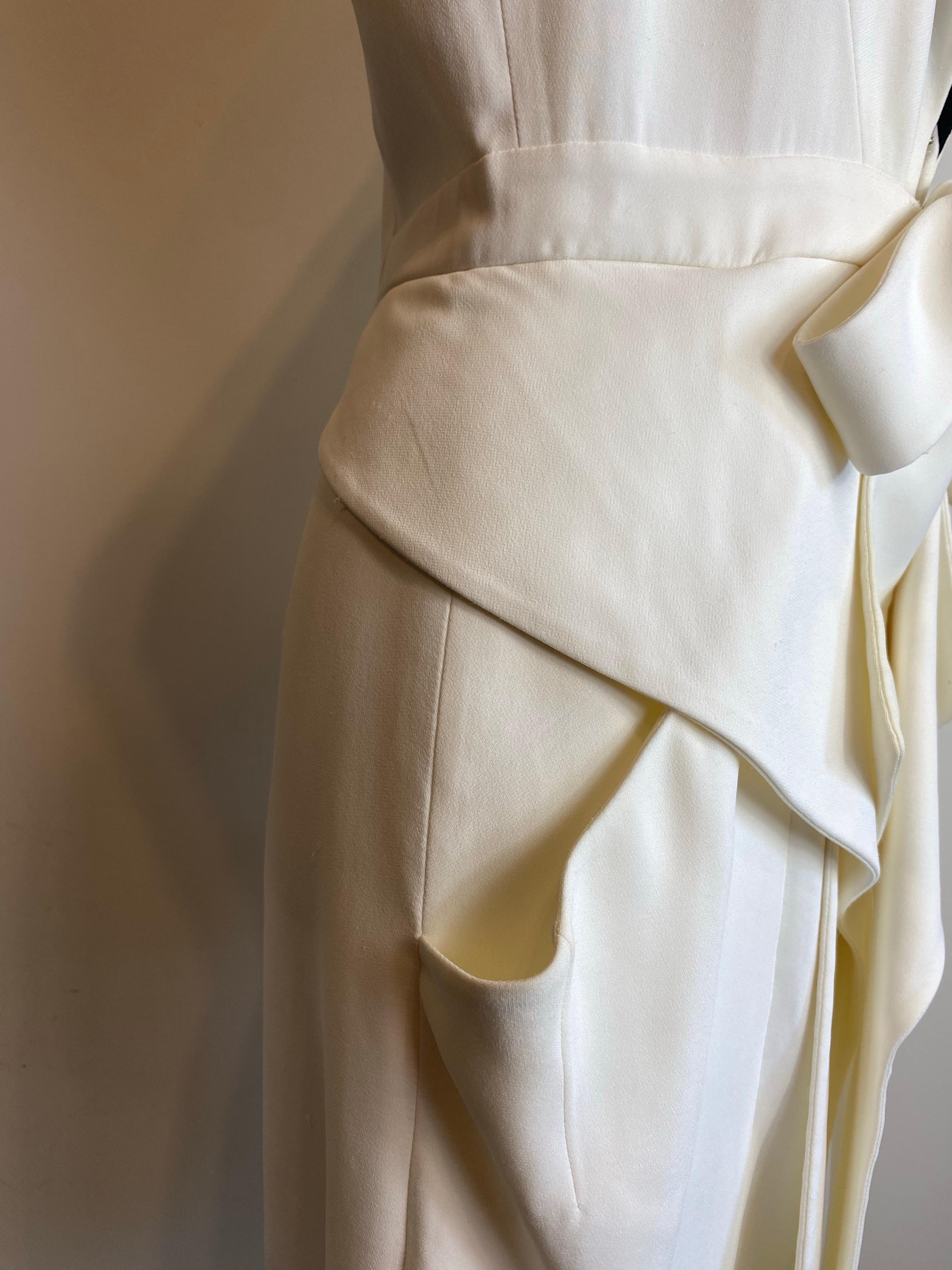 Robe midi blanche à détails noirs de Givenchy. Printemps 2010 en vente 2