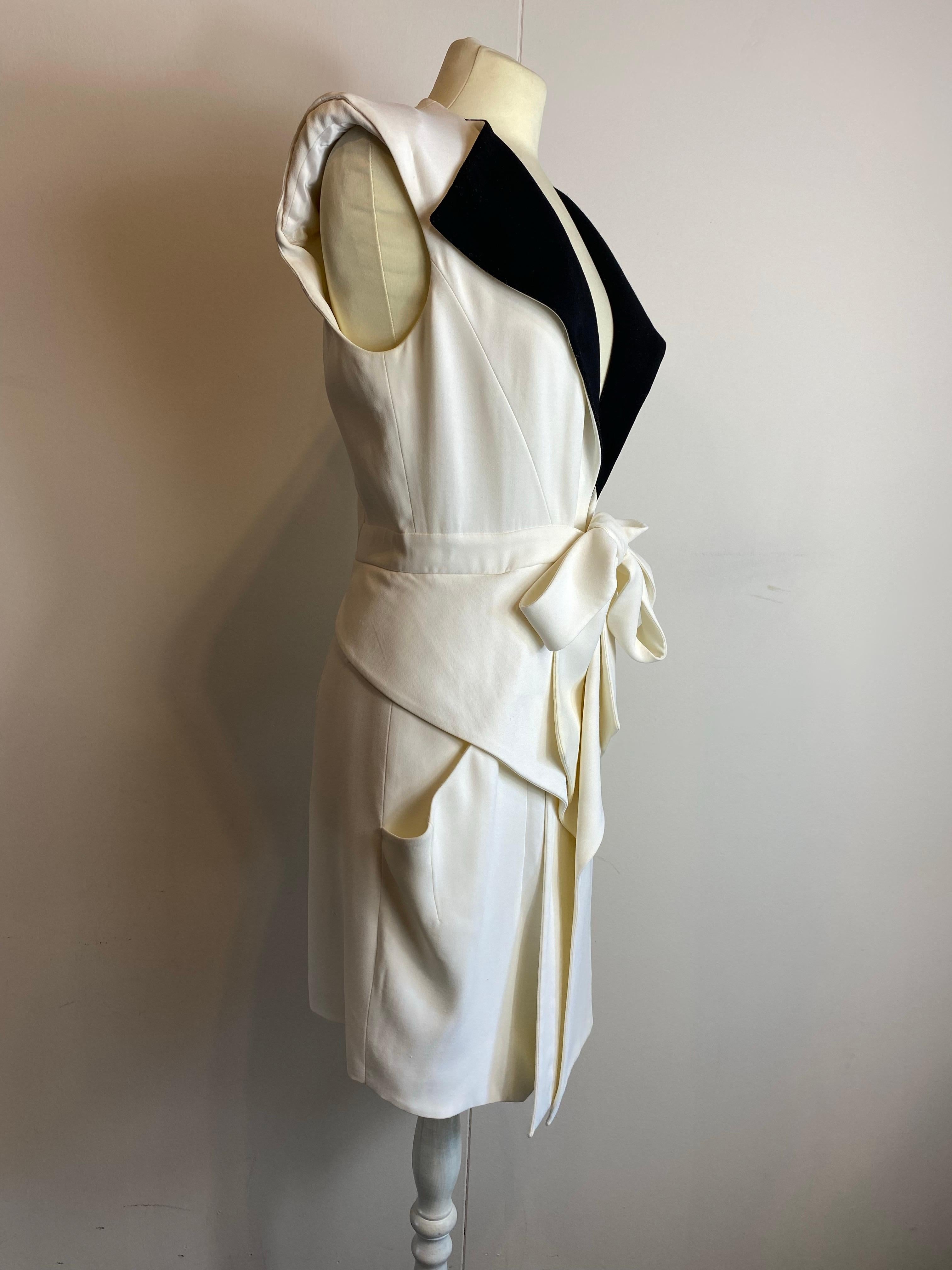 Robe midi blanche à détails noirs de Givenchy. Printemps 2010 en vente 1
