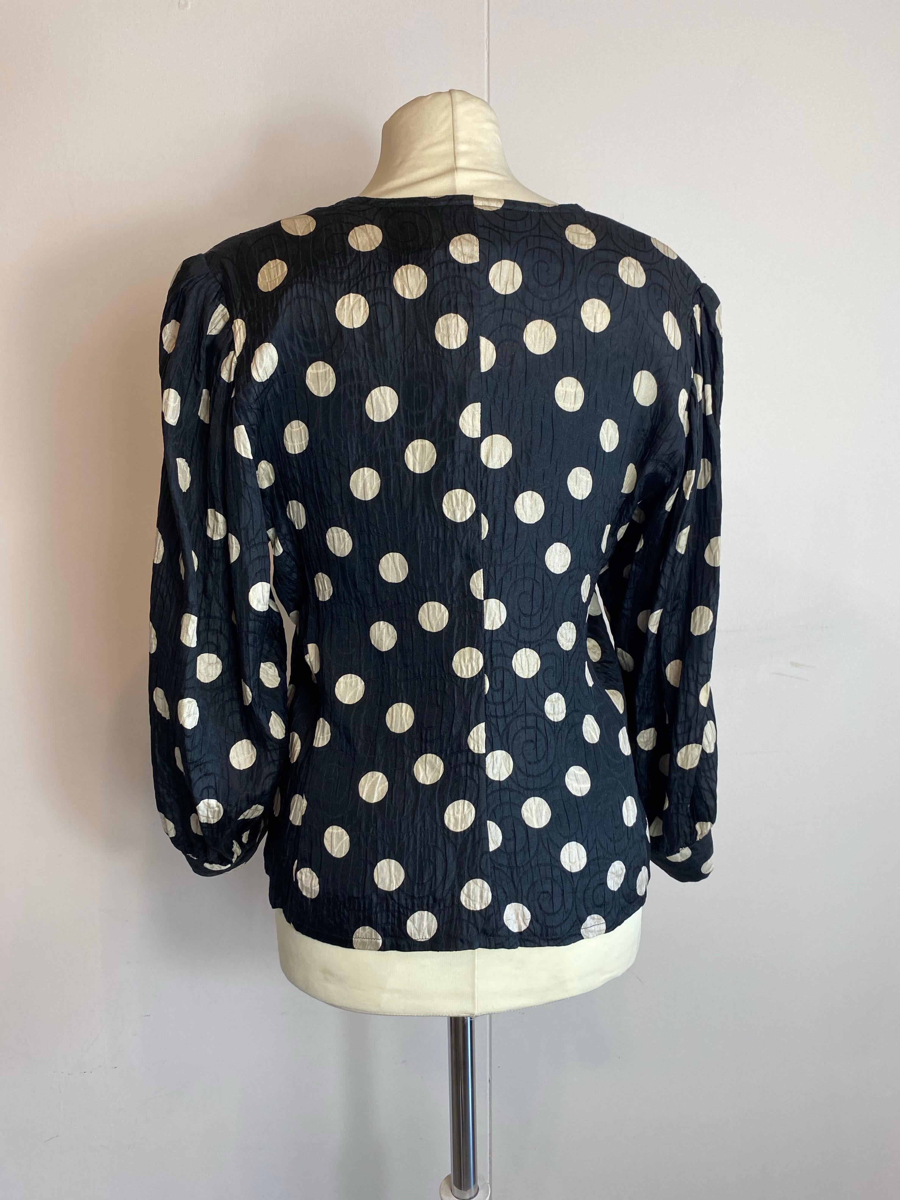 Chemise à pois noirs Yves Saint Laurent. en vente 2