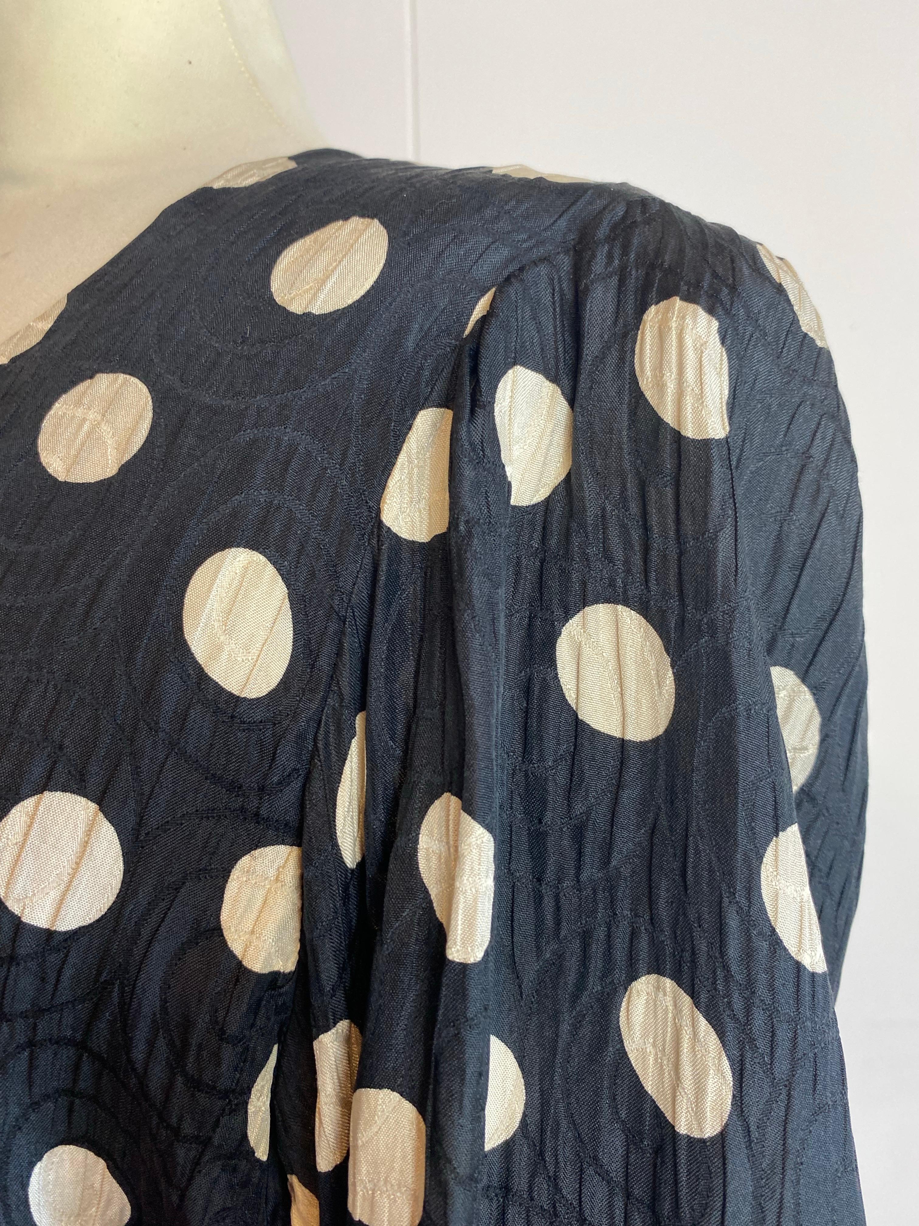 Chemise à pois noirs Yves Saint Laurent. en vente 1