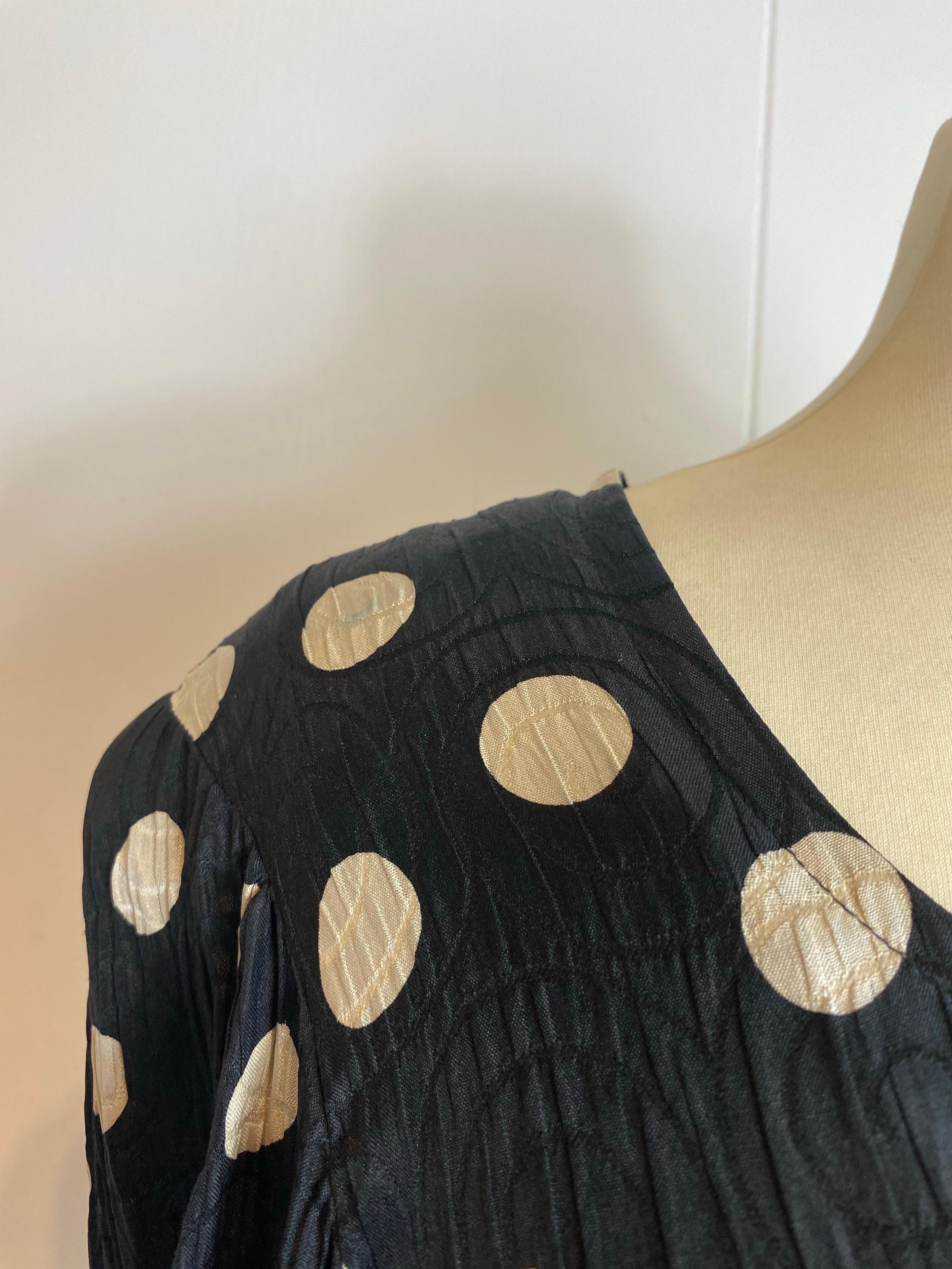 Chemise à pois noirs Yves Saint Laurent.
Taille 40 IT.
Pas de Label de composition.
Épaules 40 cm.
Longueur : 58 cm.
Excellent état, présente de légers défauts comme indiqué sur la photo.
