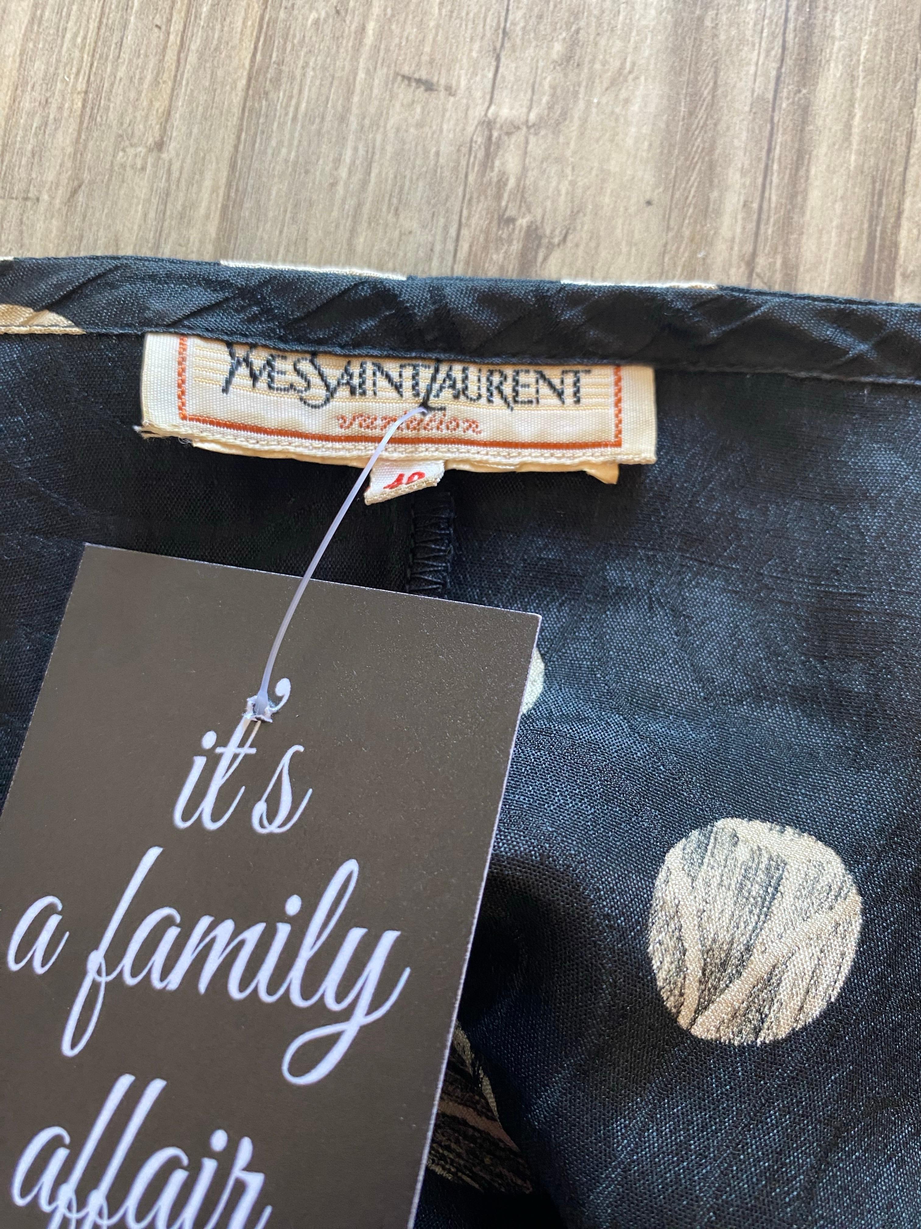 Chemise à pois noirs Yves Saint Laurent. en vente 4