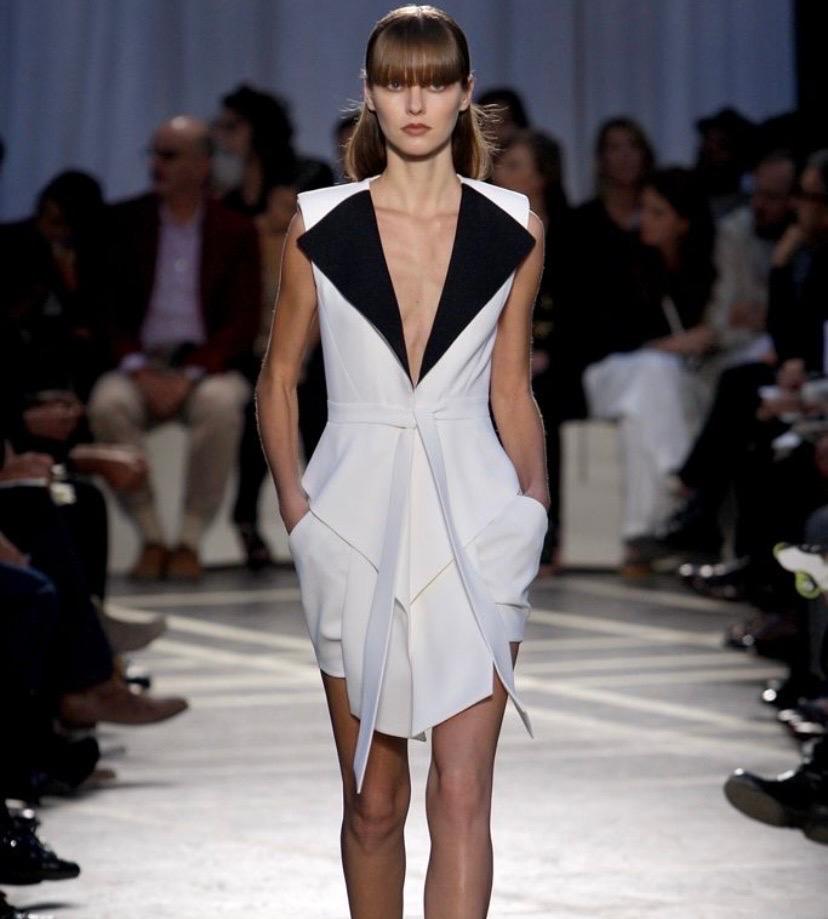 Robe midi blanche à détails noirs de Givenchy. Printemps 2010 en vente 6