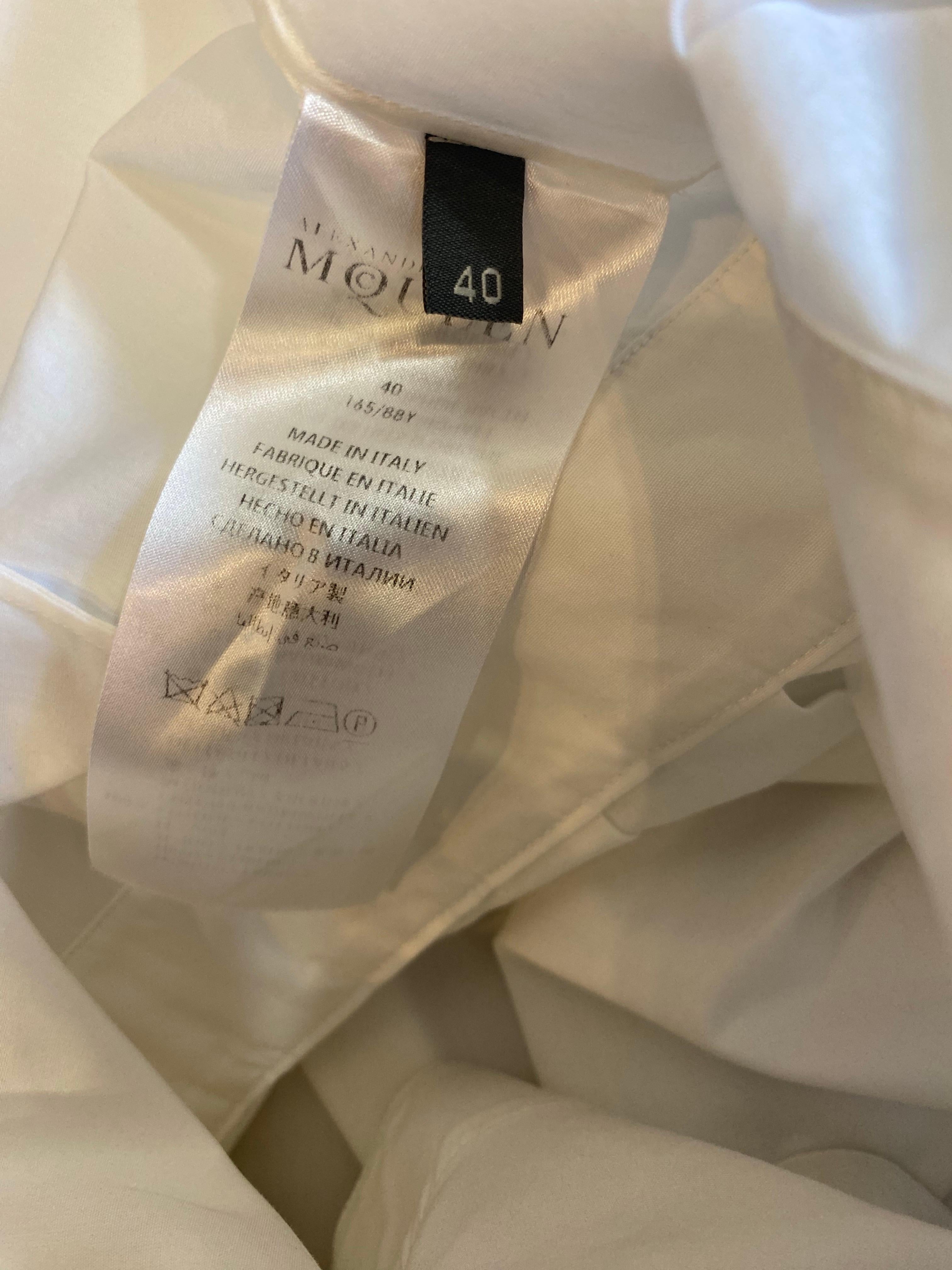 Robe midi blanche Alexander McQueen. en vente 5