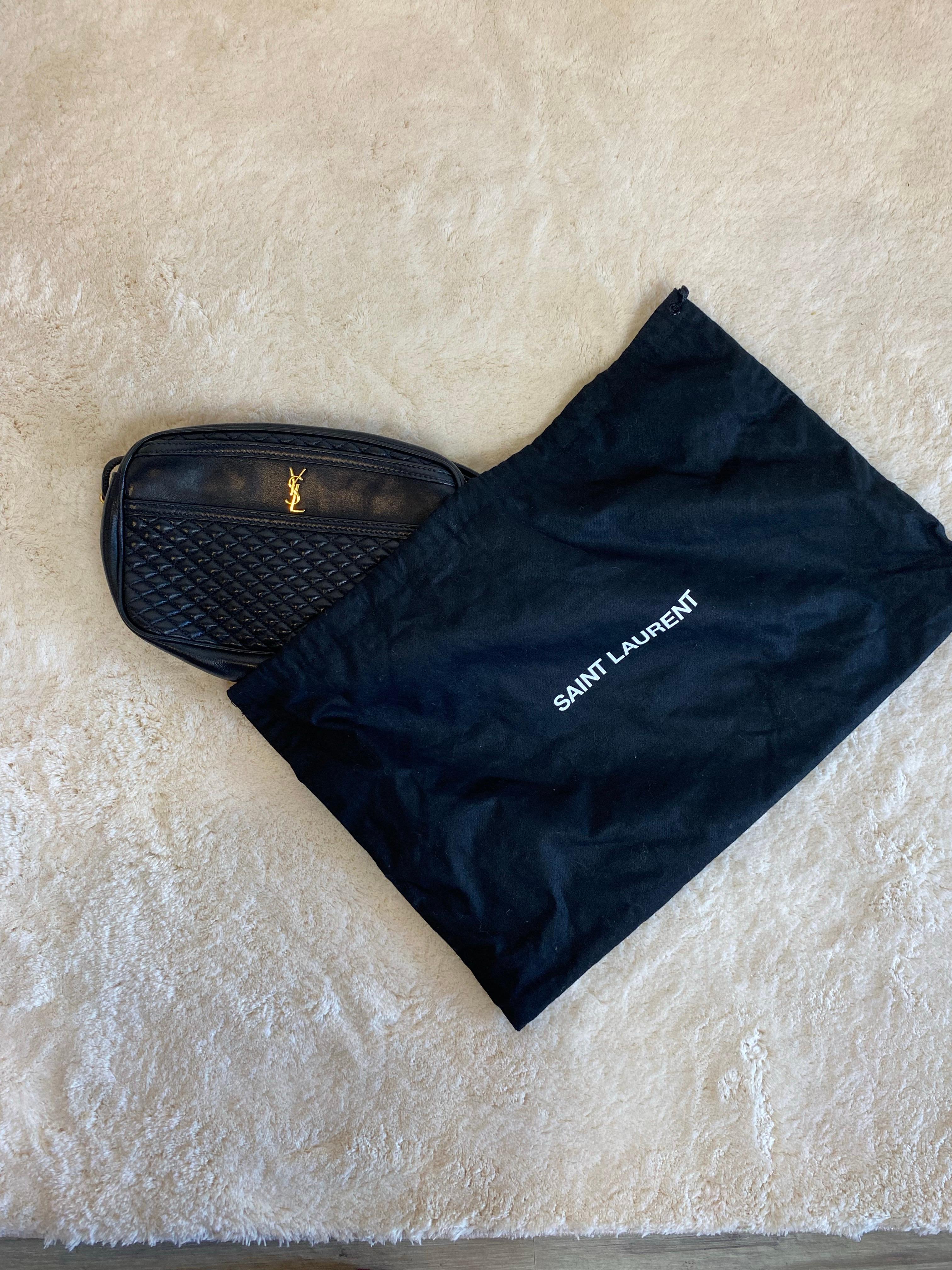 Schwarze Yves Saint Laurent Tasche.
Inklusive Staub.
Breite 24 cm.
Höhe 15 cm.
Tiefe 4 cm.
Ausgezeichneter Zustand, weist Gebrauchsspuren auf, wie auf den Fotos zu sehen.