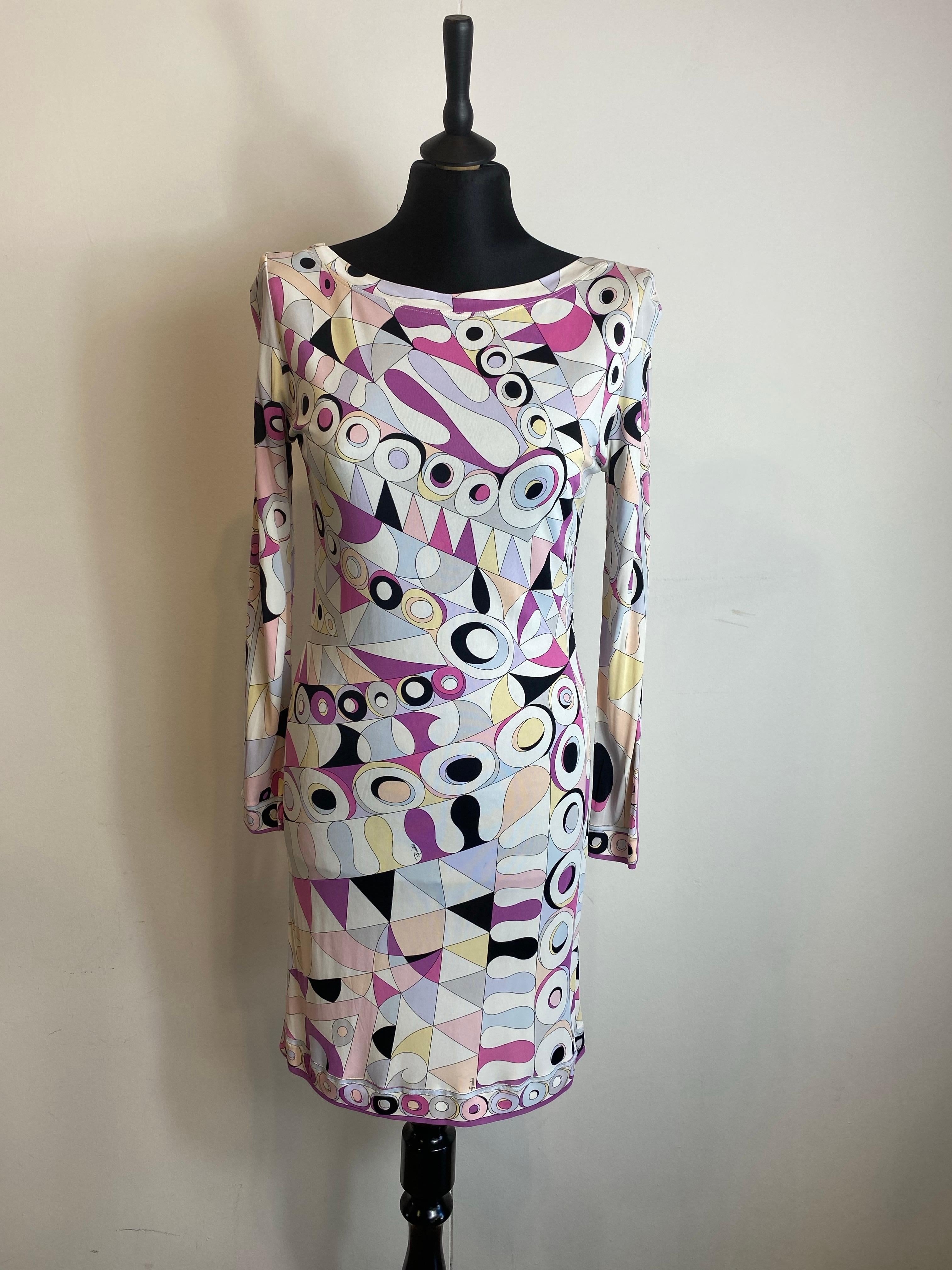 Emilio Pucci weißes Midikleid mit Muster.
Passt auf einen 38/40 IT.
Schultern 38 cm.
Länge 95 cm.
Das Label für die Zusammensetzung ist nicht vorhanden.
Ausgezeichneter Zustand, hat leichte Mängel, wie auf den Fotos zu sehen.