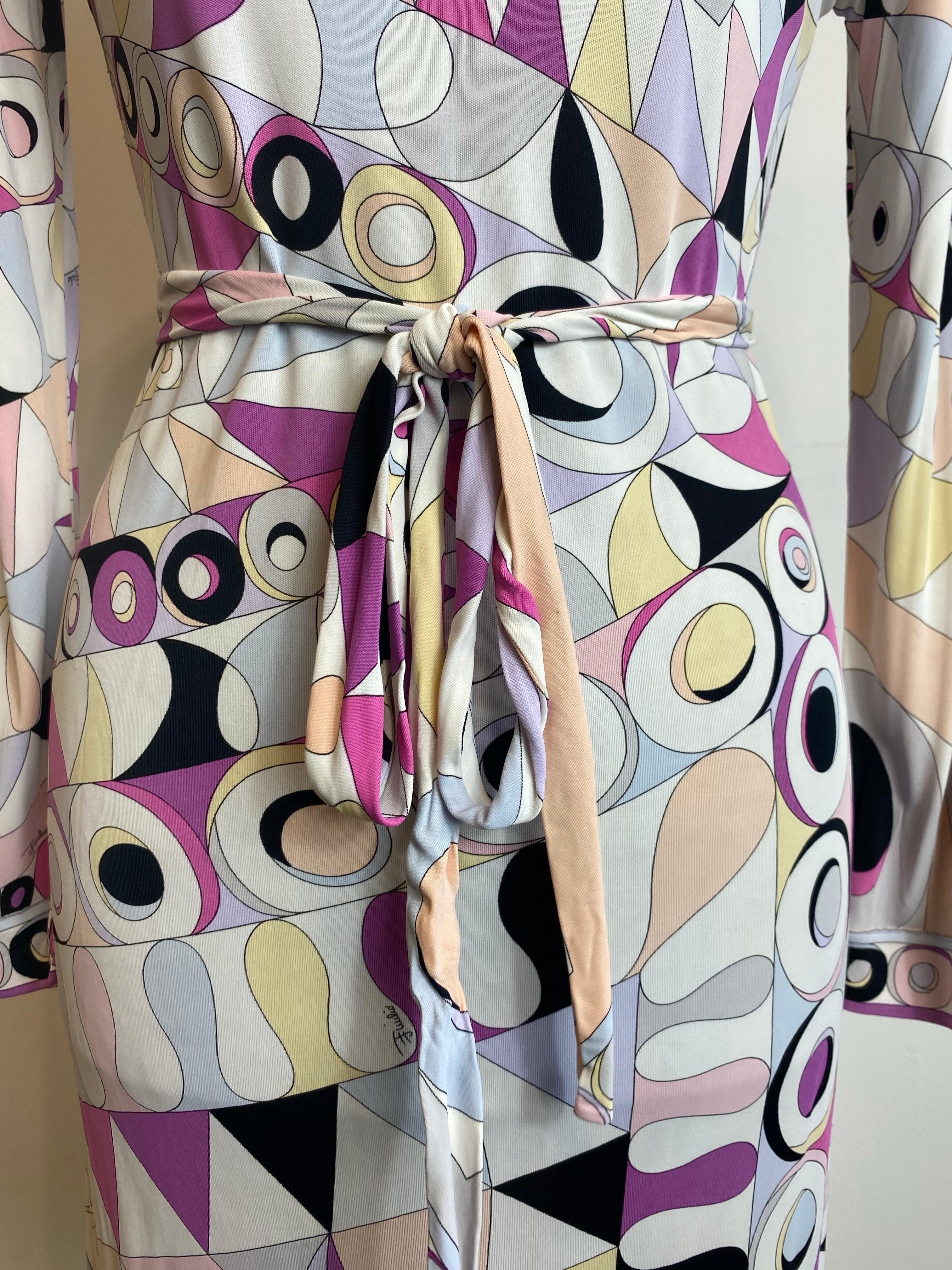Emilio Pucci weißes Midikleid mit Muster. für Damen oder Herren im Angebot