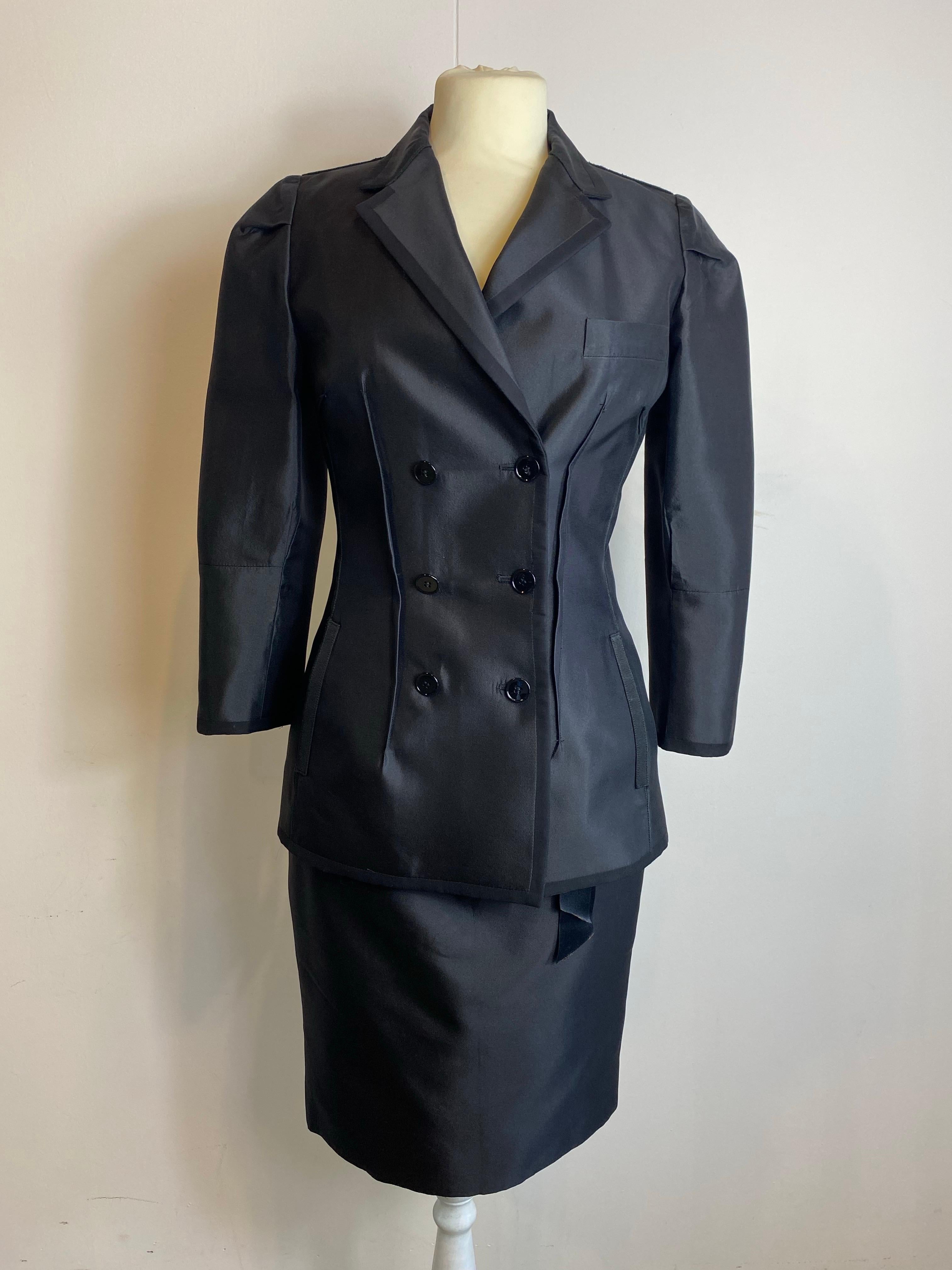 Conjunto de blazer y falda Dolce & Gabbana.
Falta la etiqueta de composición, la chaqueta parece estar hecha de una mezcla de seda.
Falda 100% seda.
Talla 38 Italiana.
Medidas del blazer:
Hombros 40 cm.
Busto 42 cm.
Largo 72 cm.
Medidas de la