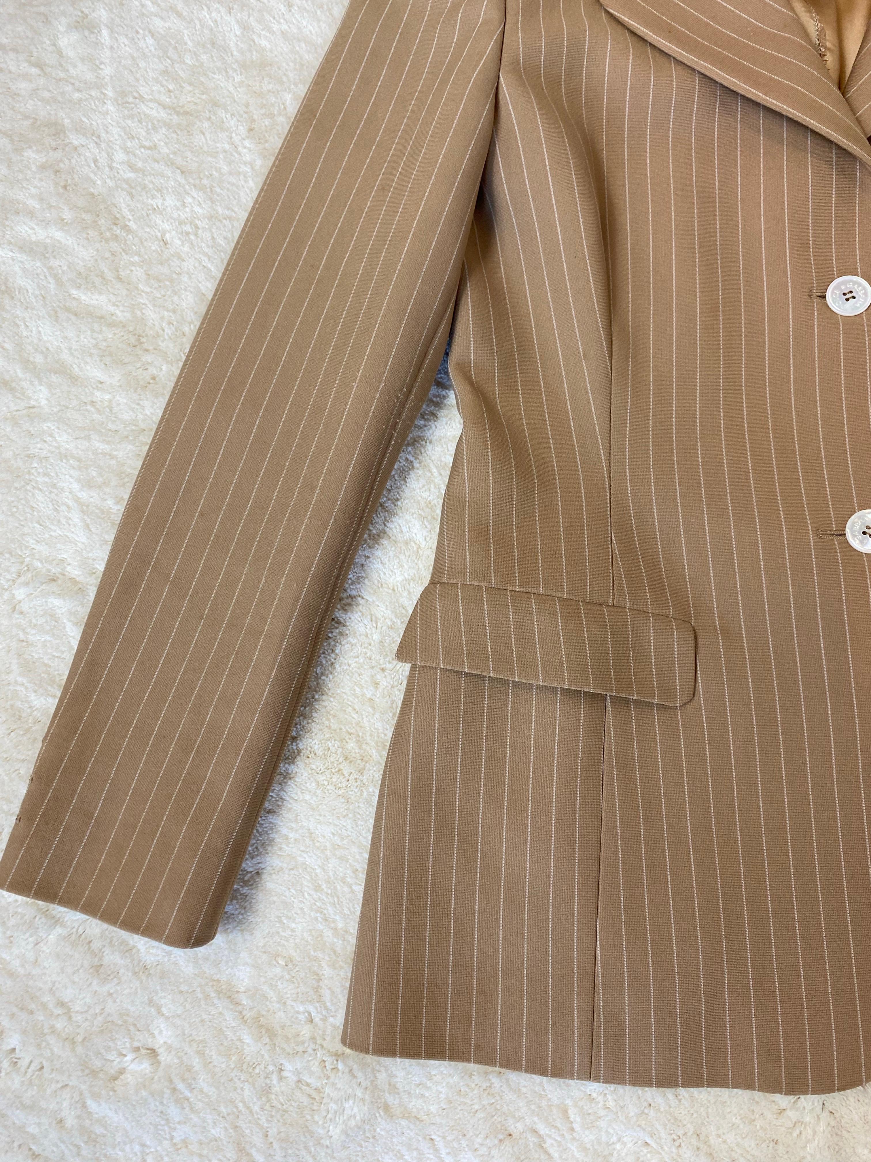 Blazer rayé beige Dolce & Gabbana.
Taille 42 IT.
Épaules 40 cm.
Longueur 75 cm.
96% polyamide, 3% élasthanne, 1% polyester.
Excellent état, présente de légers défauts comme indiqué sur les photos.