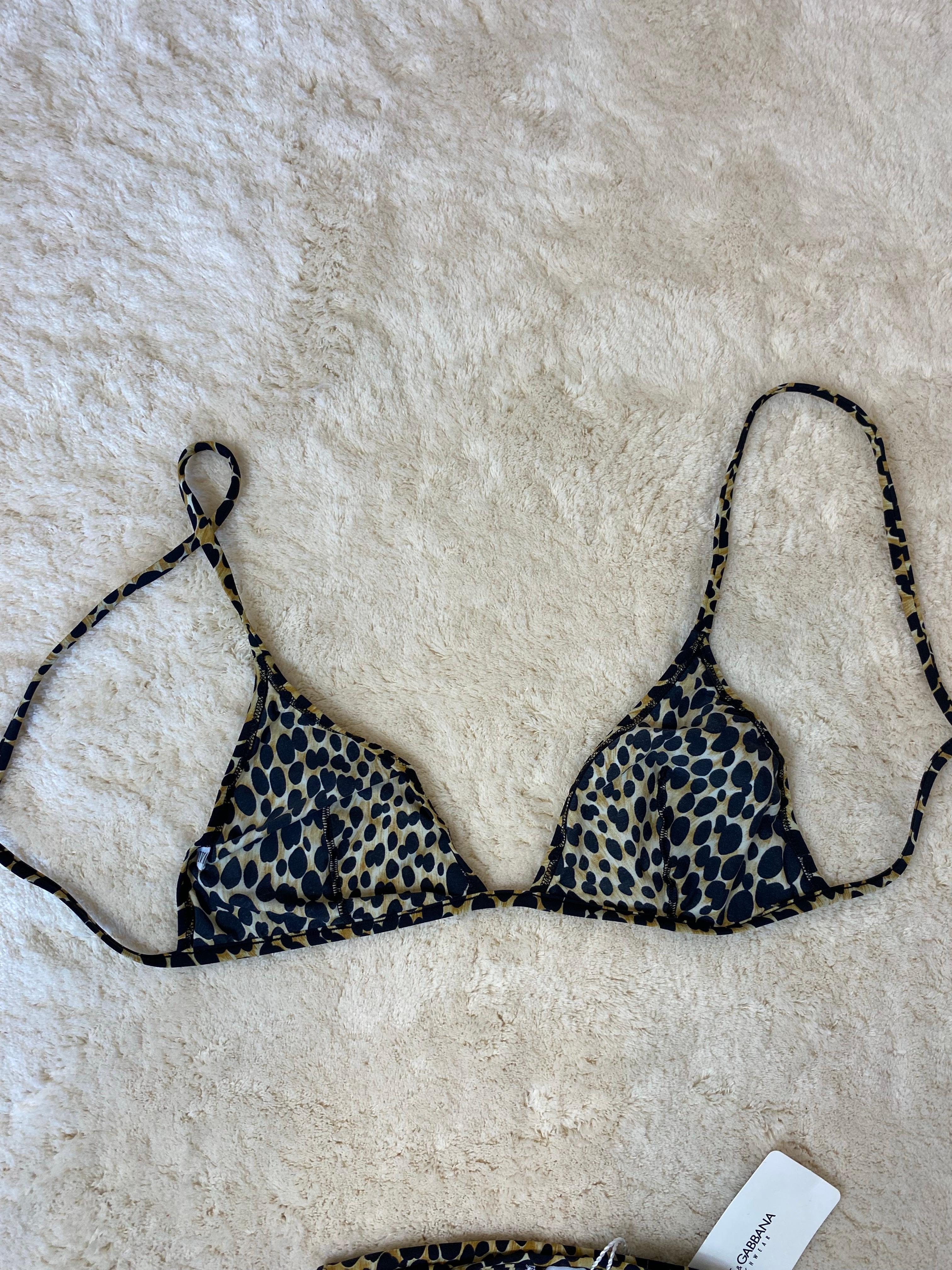Bikinioberteil und -unterteil Dolce & Gabbana leopard.
Größe IV.
73% Polyamid, 27% Elastan.
Neu mit Etikett.
